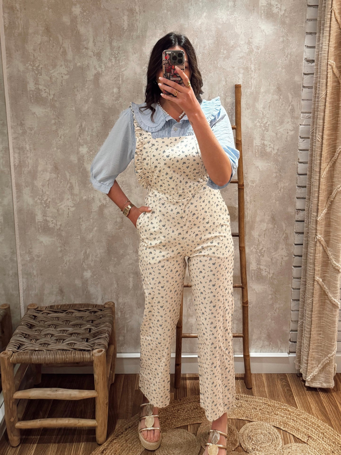 Mono con estampado floral minimalista