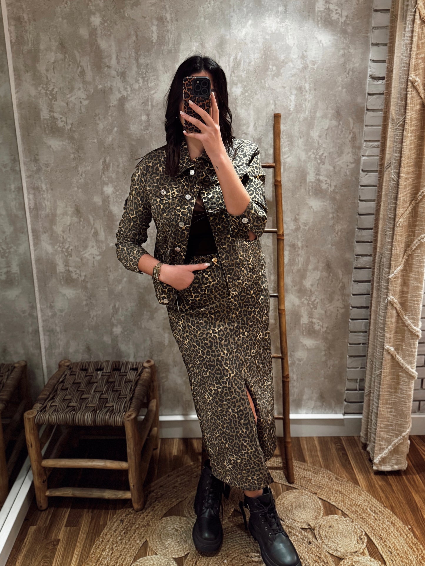 Chaqueta vaquera con estampado de leopardo