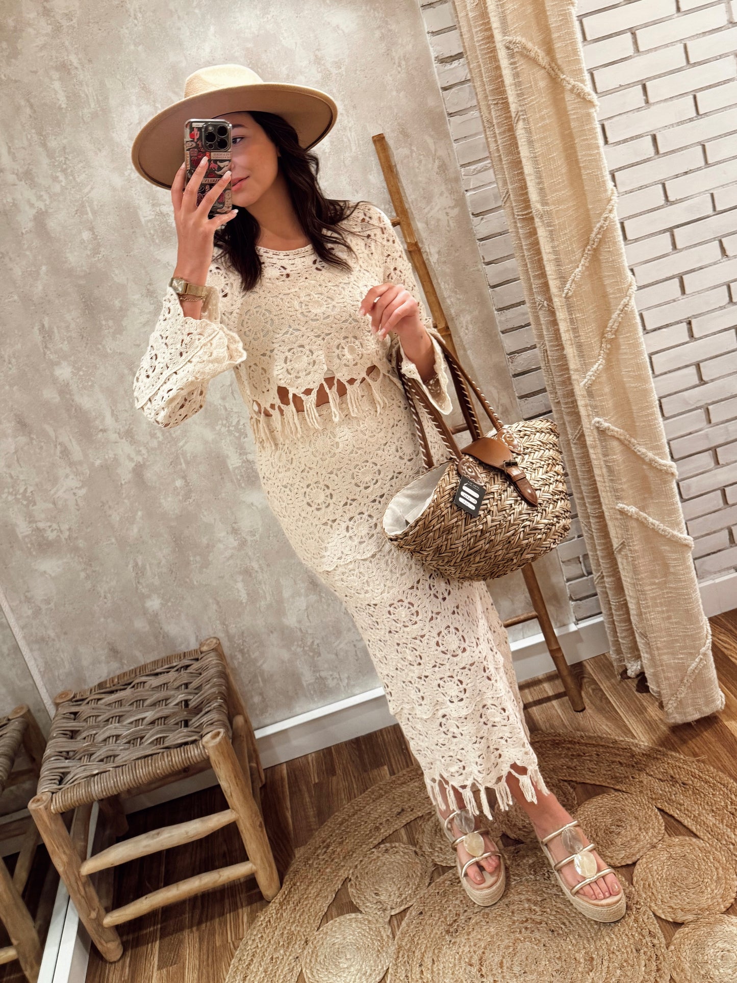 Conjunto de crochet compuesto por blusa de manga larga y falda midi