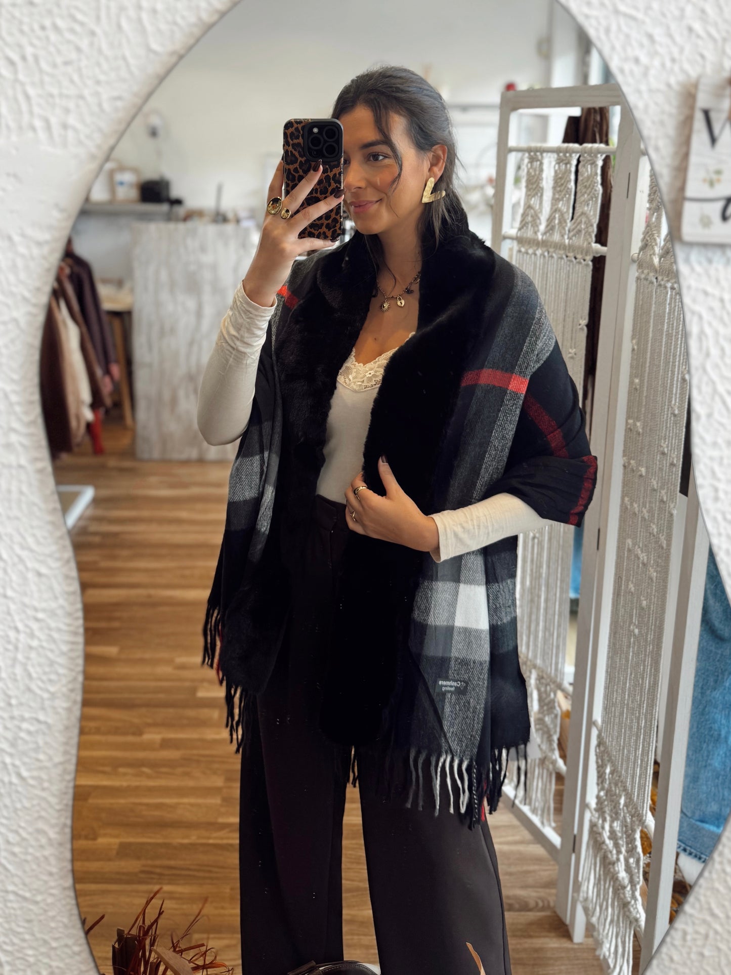 Cachecol estilo capa com gola em pelo