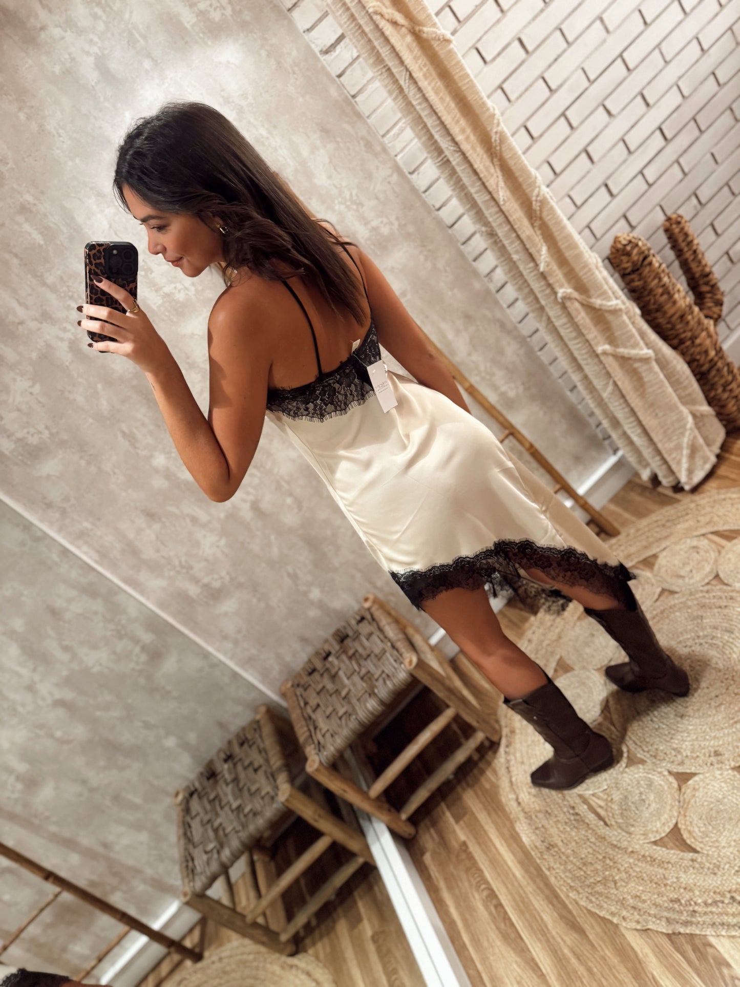 Vestido acetinado com detalhe em renda e corte assimétrico - Bege