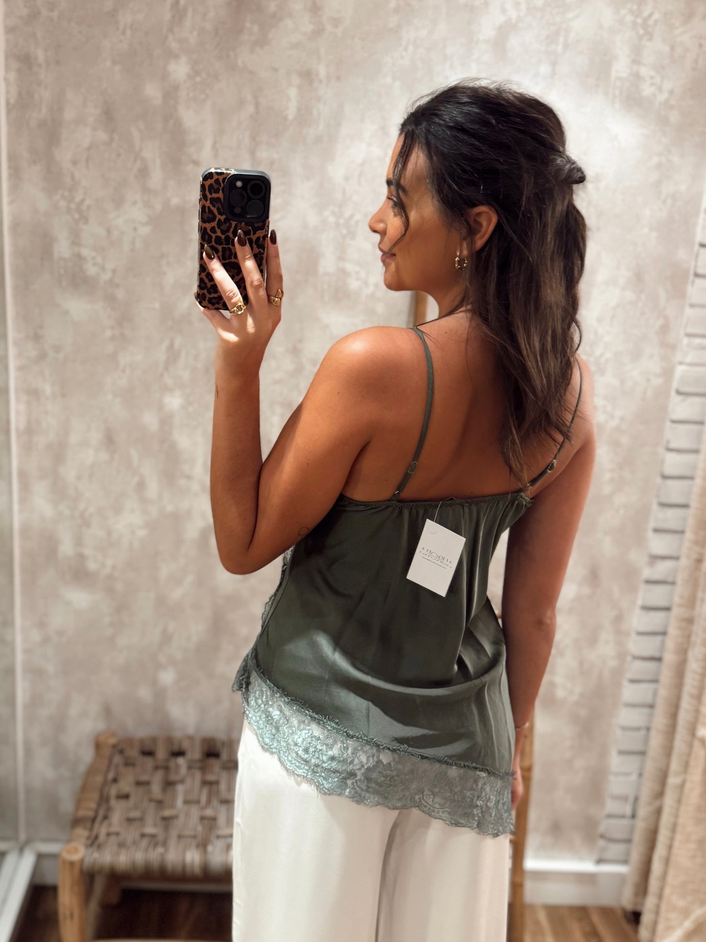 Top acetinado c/renda de corte assimétrico e alças ajustáveis