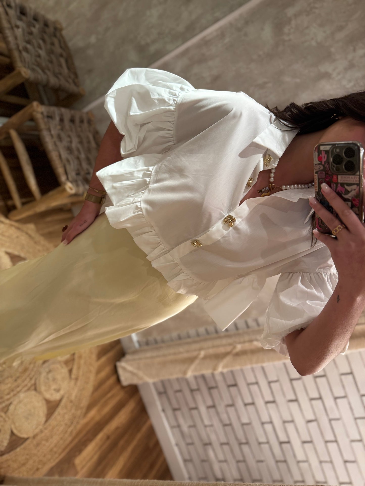 Camisa con volantes y botones dorados