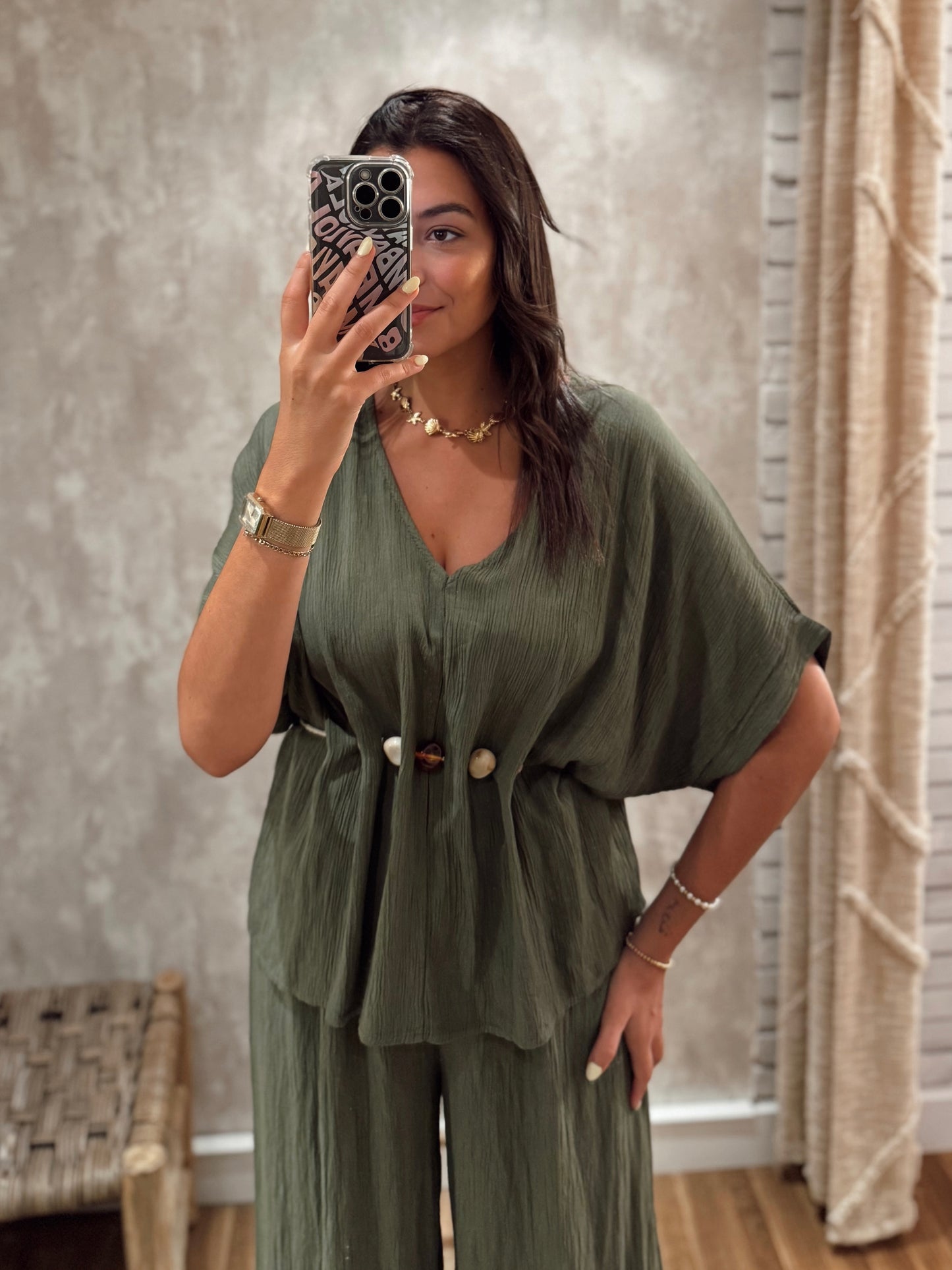 Blusa fluida com cinto de missangas
