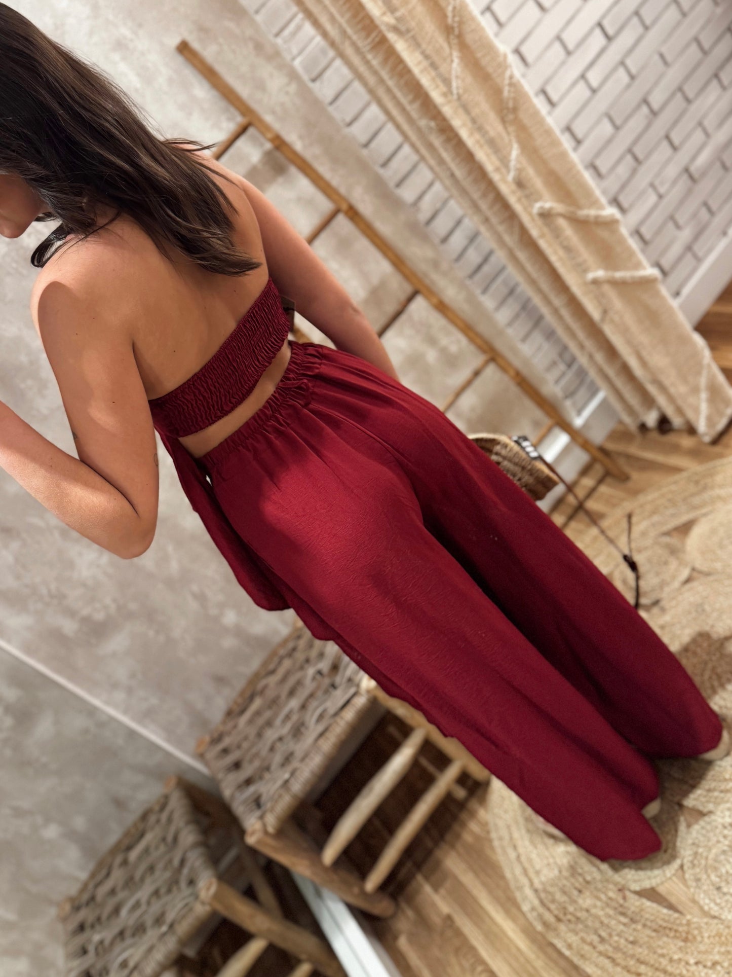 Conjunto compuesto por top estilo halter con volantes y pantalón.