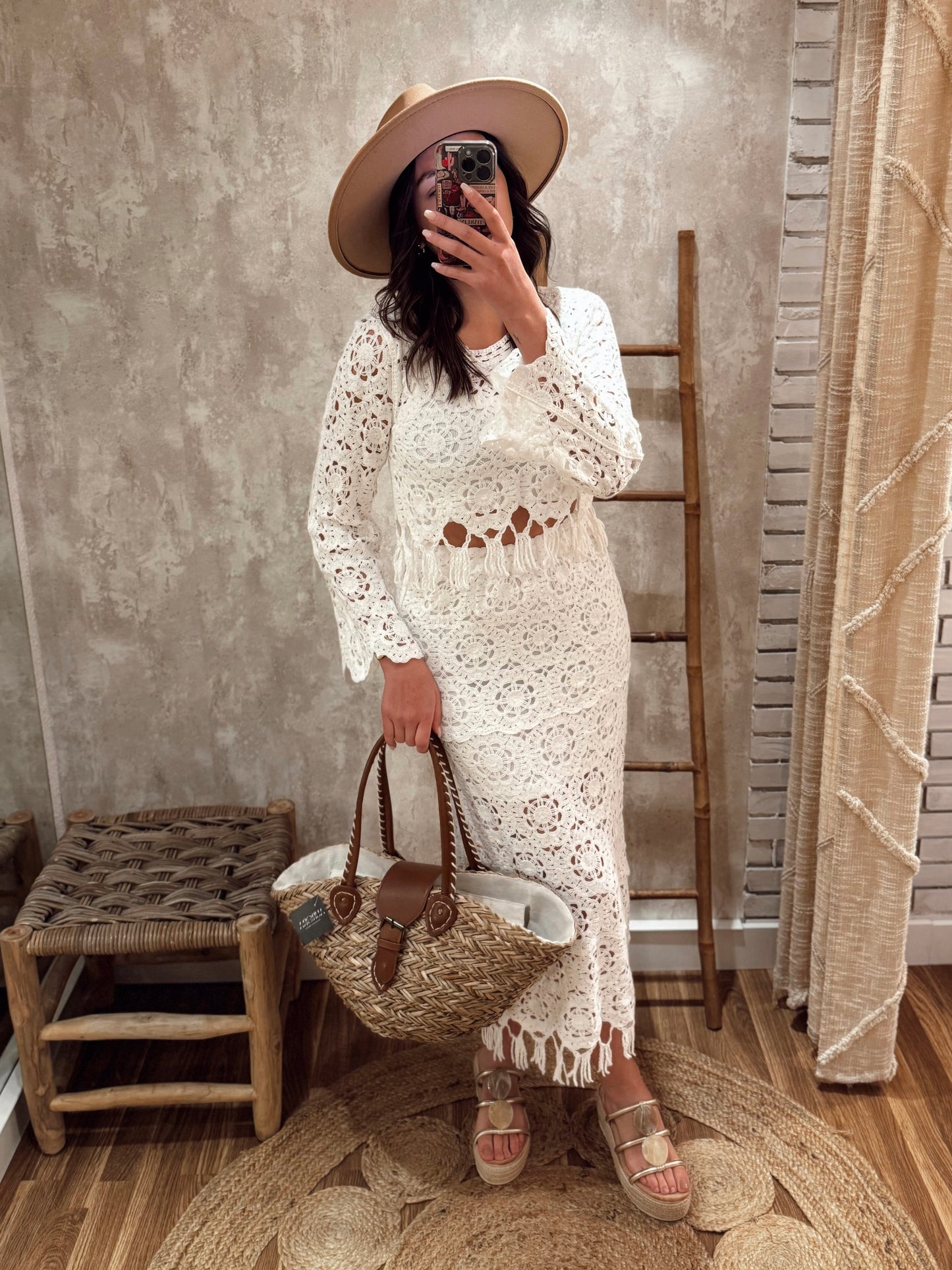 Conjunto de crochet compuesto por blusa de manga larga y falda midi