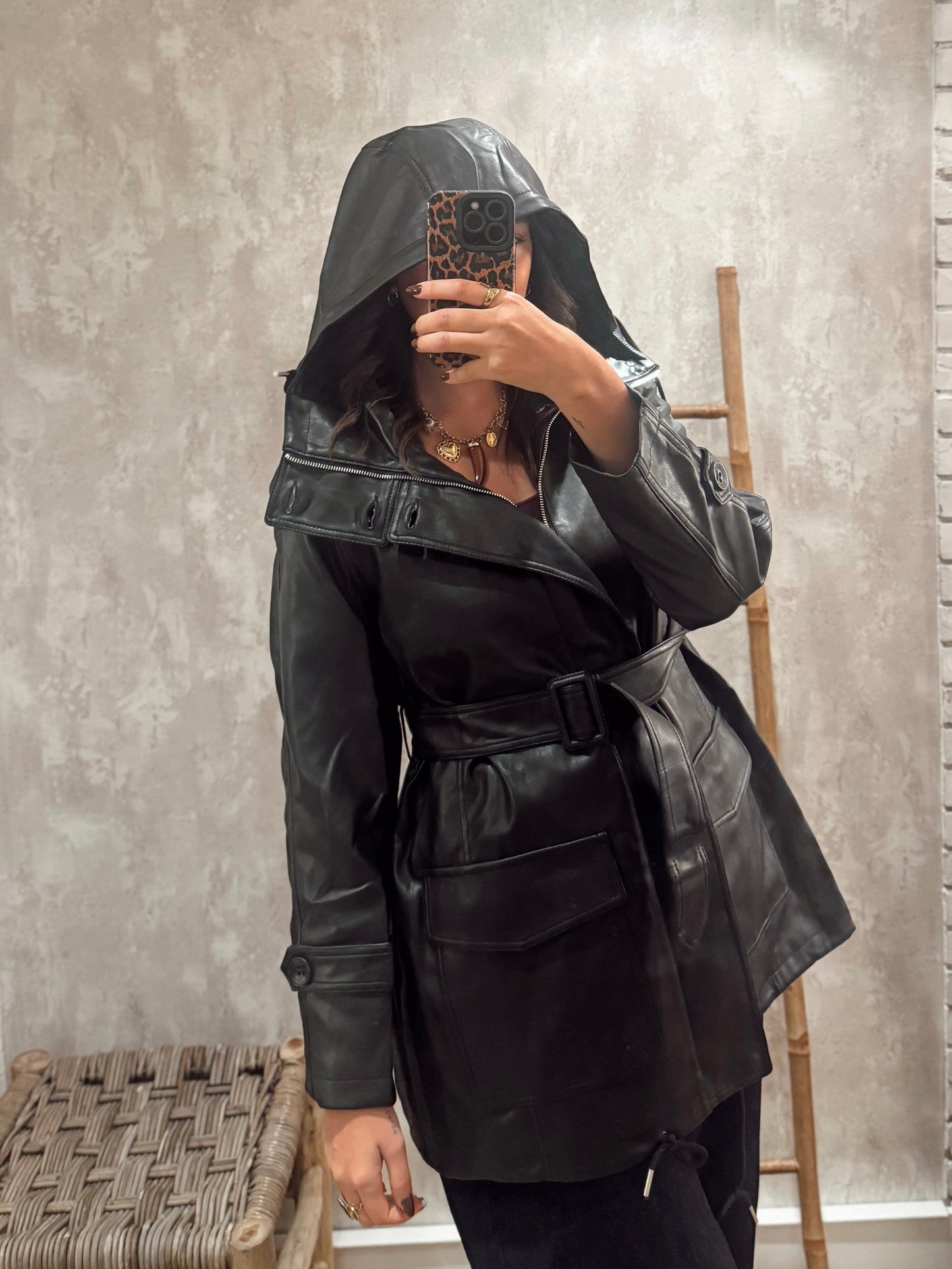 Casaco/gabardine em eco pele - Preto