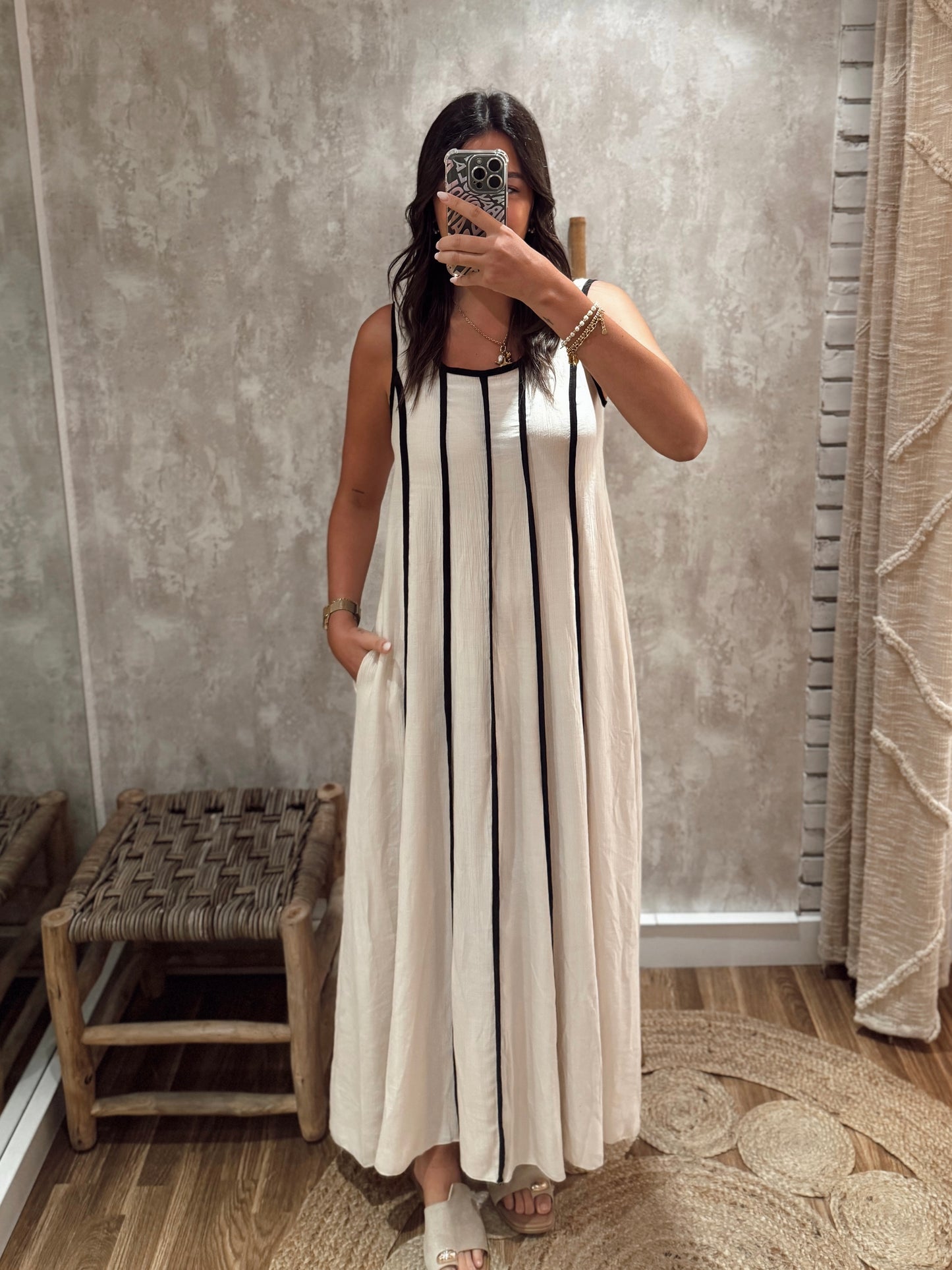 Vestido comprido de alças em tom cru com riscas verticais em contraste
