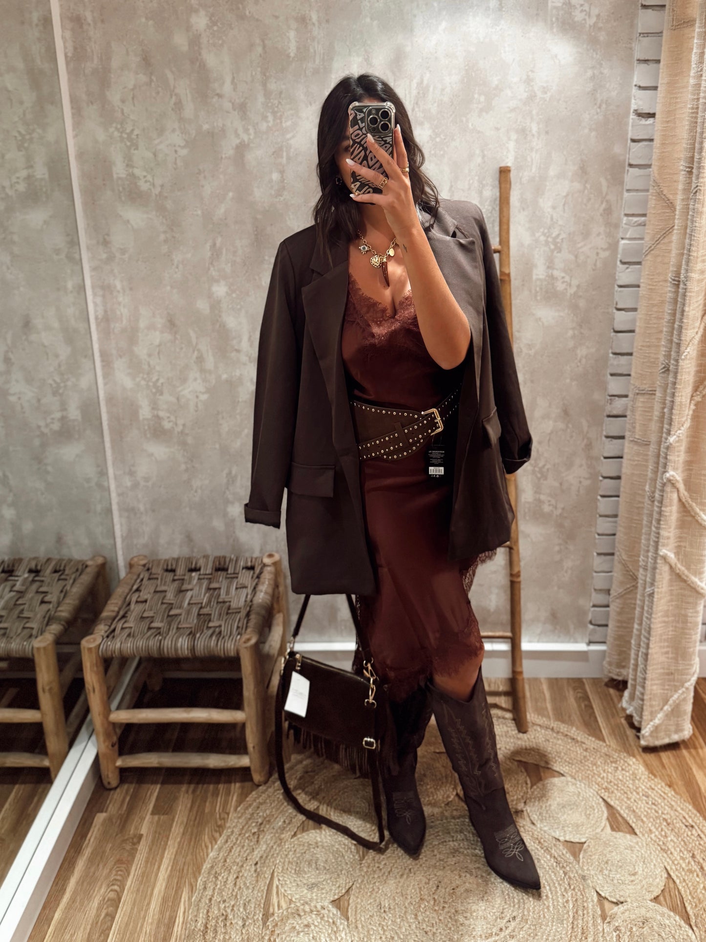 Vestido acetinado em tom castanha avelã