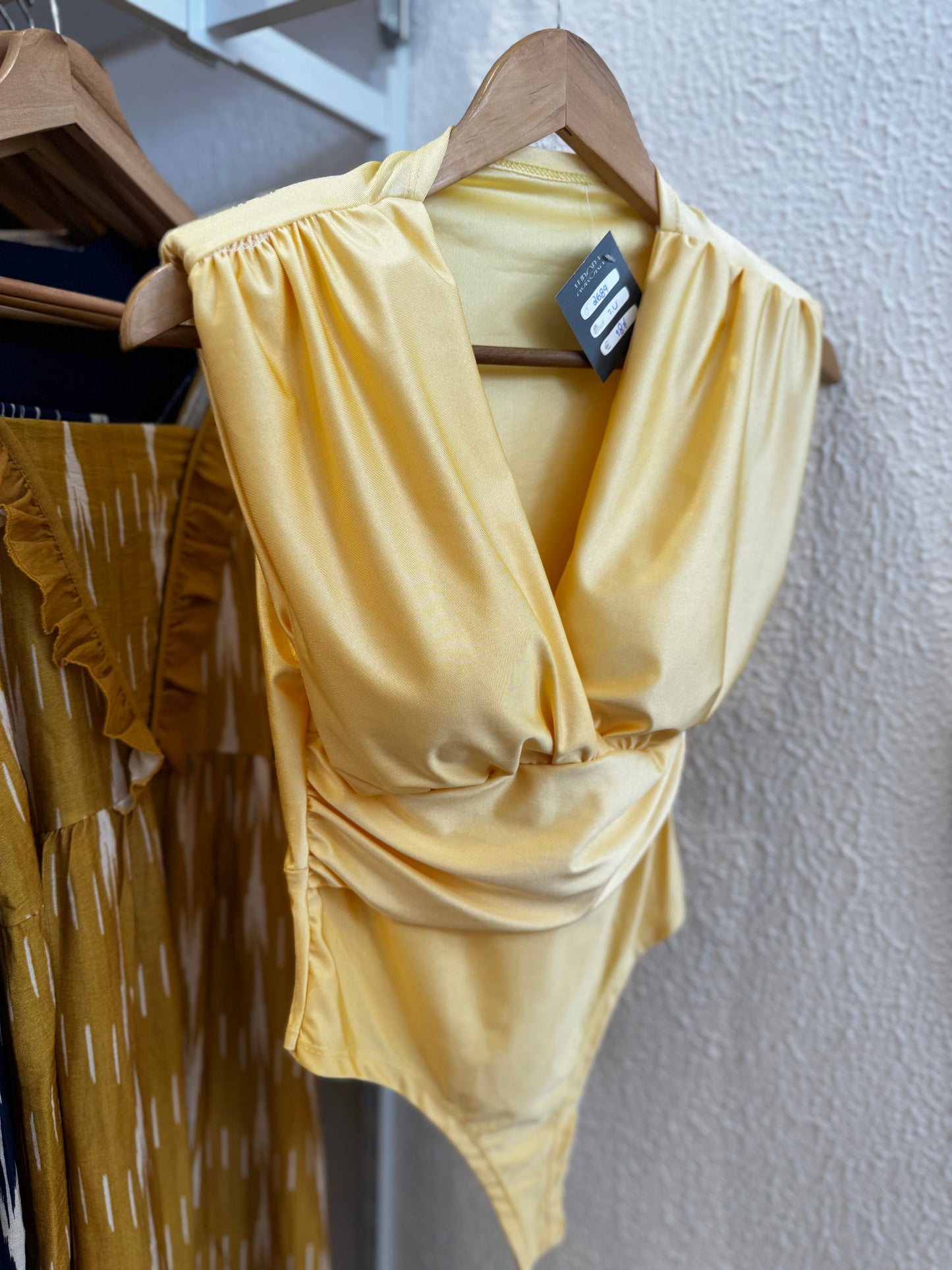 Body de lycra con hombreras y escote en pico