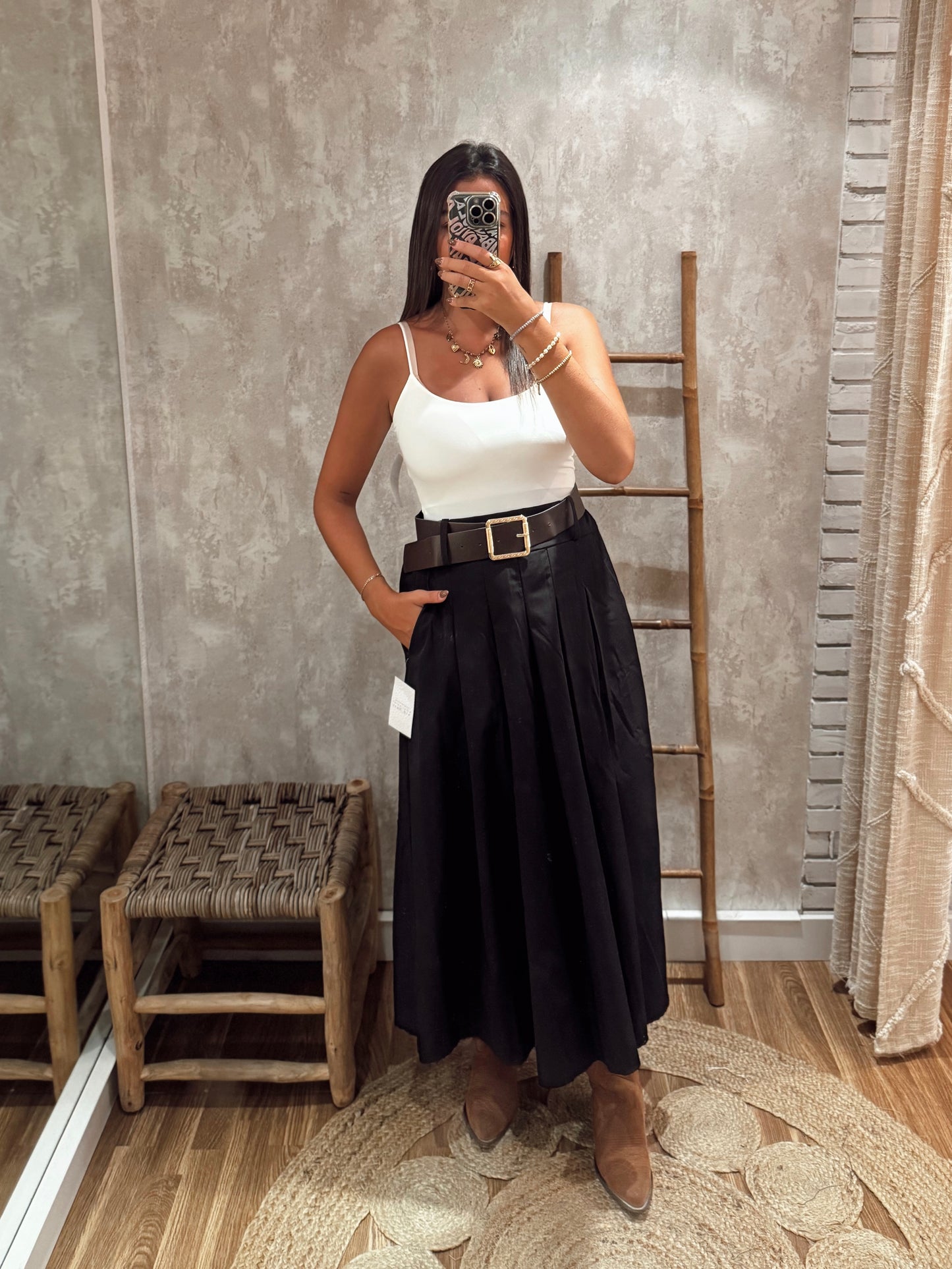 Falda midi en tejido estilo gabardina con cinturón