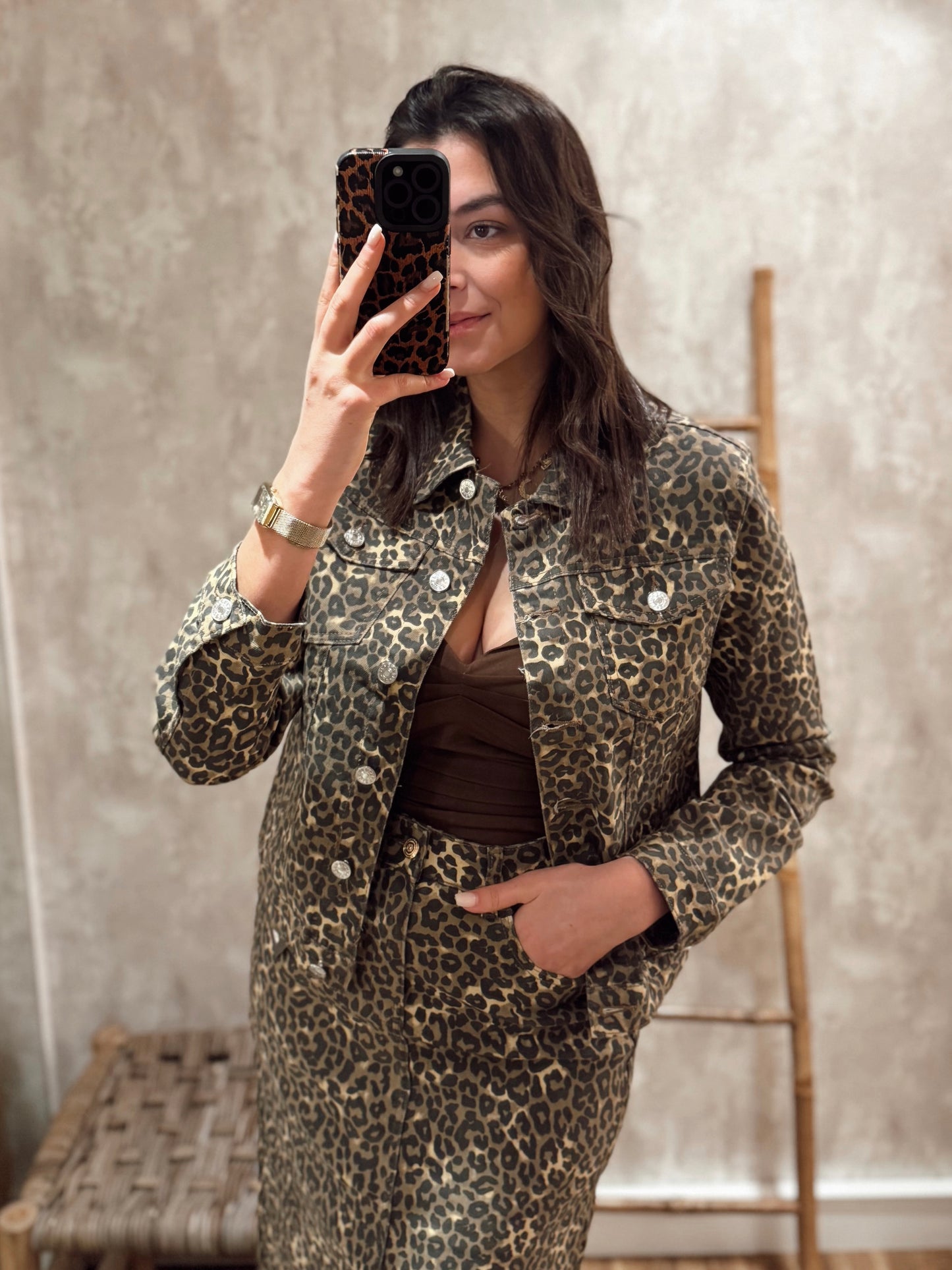 Chaqueta vaquera con estampado de leopardo