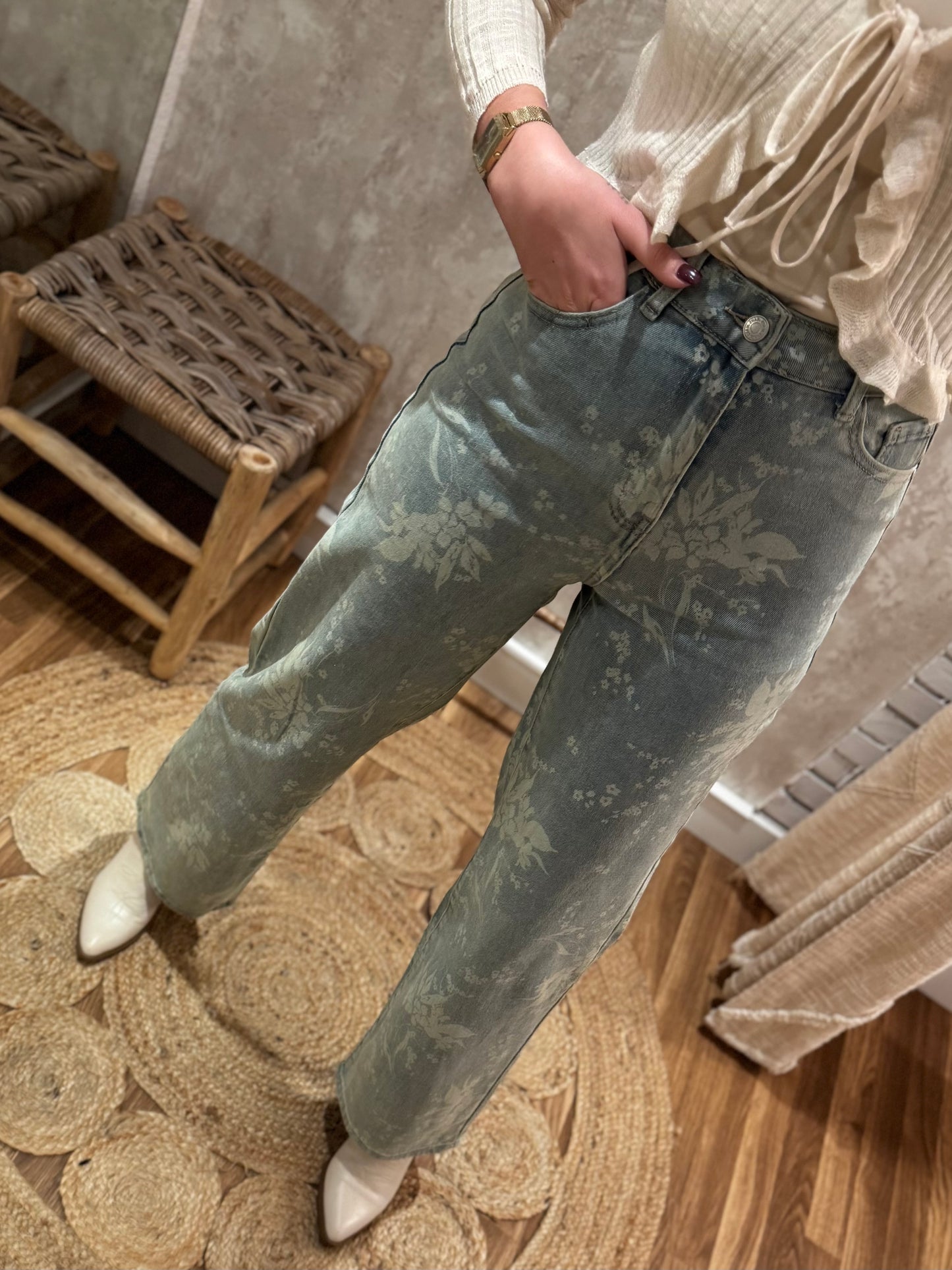 Pantalones anchos en denim ligero desgastado con estampado floral