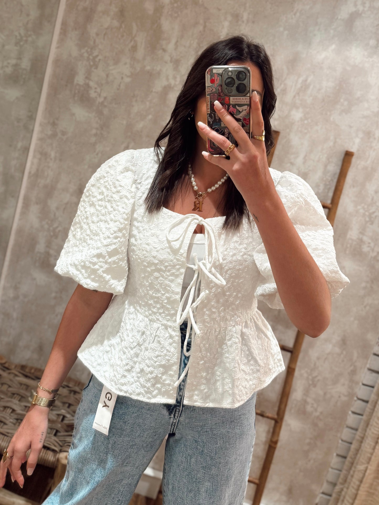 Top estructurado con mangas cortas abullonadas y textura floral en relieve - Mochy