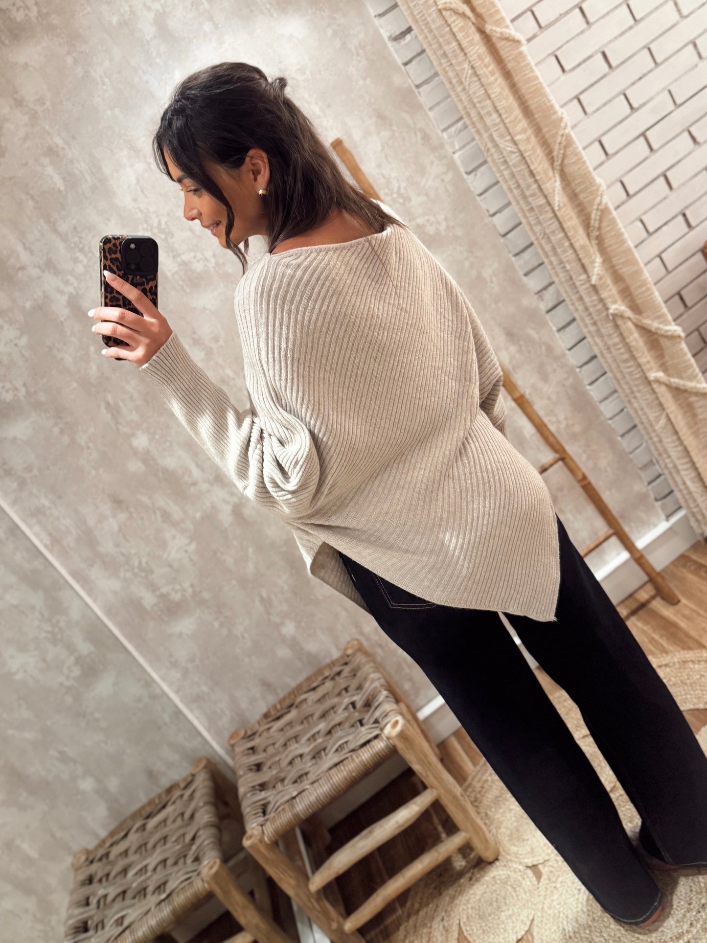 Camisola em malha macia com efeito poncho em bico