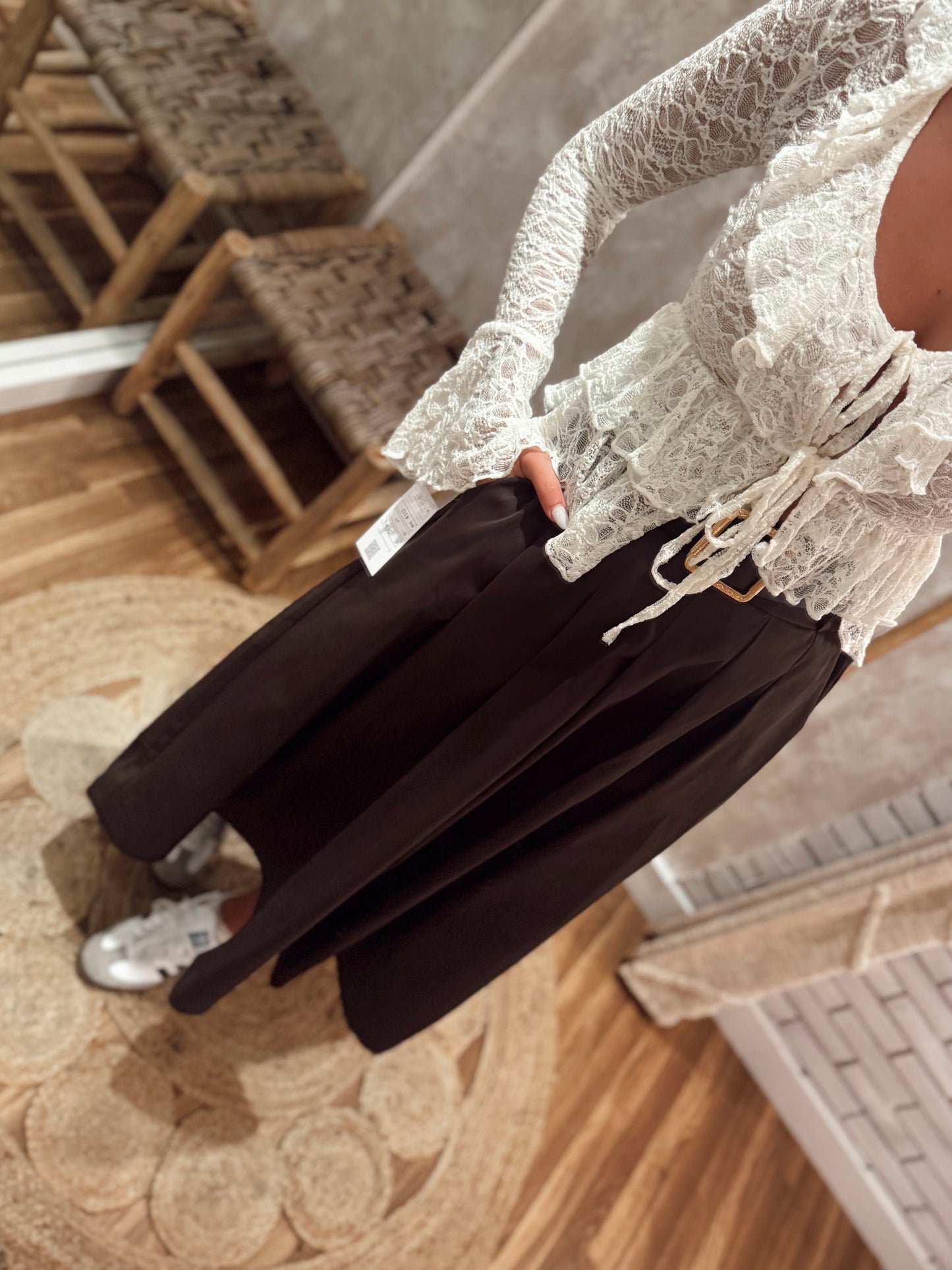 Falda midi en tejido estilo gabardina con cinturón