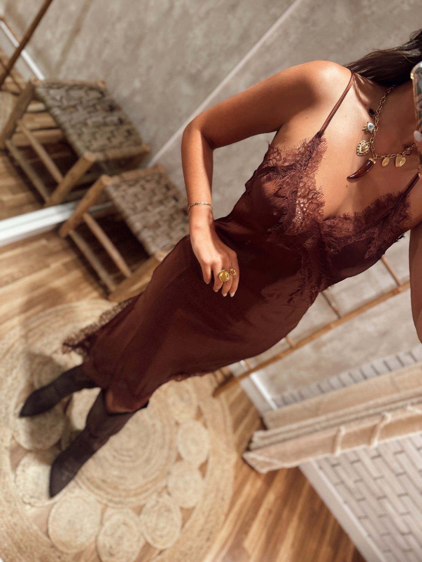 Vestido acetinado em tom castanha avelã