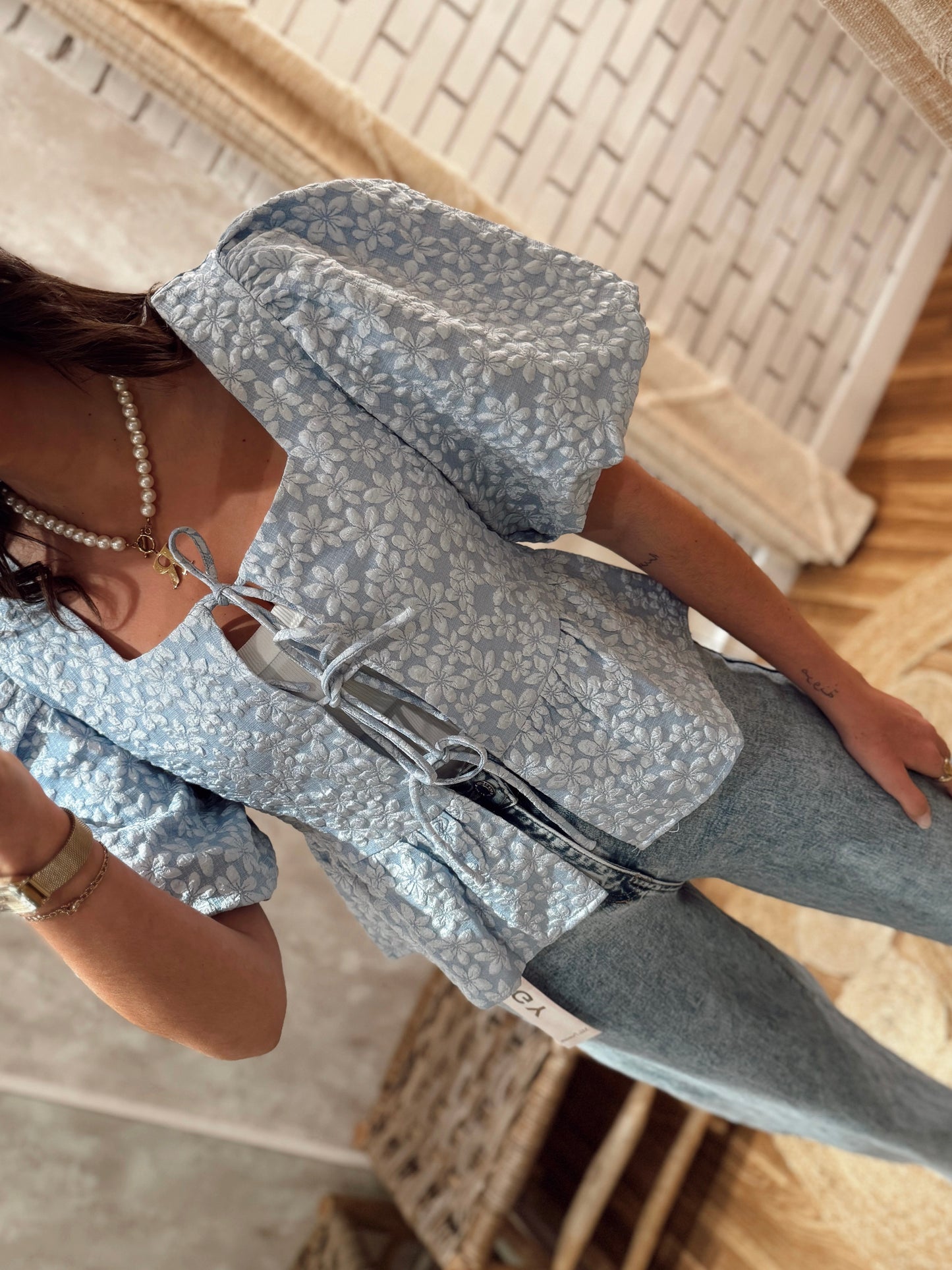 Top estructurado con mangas cortas abullonadas y textura floral en relieve - Mochy