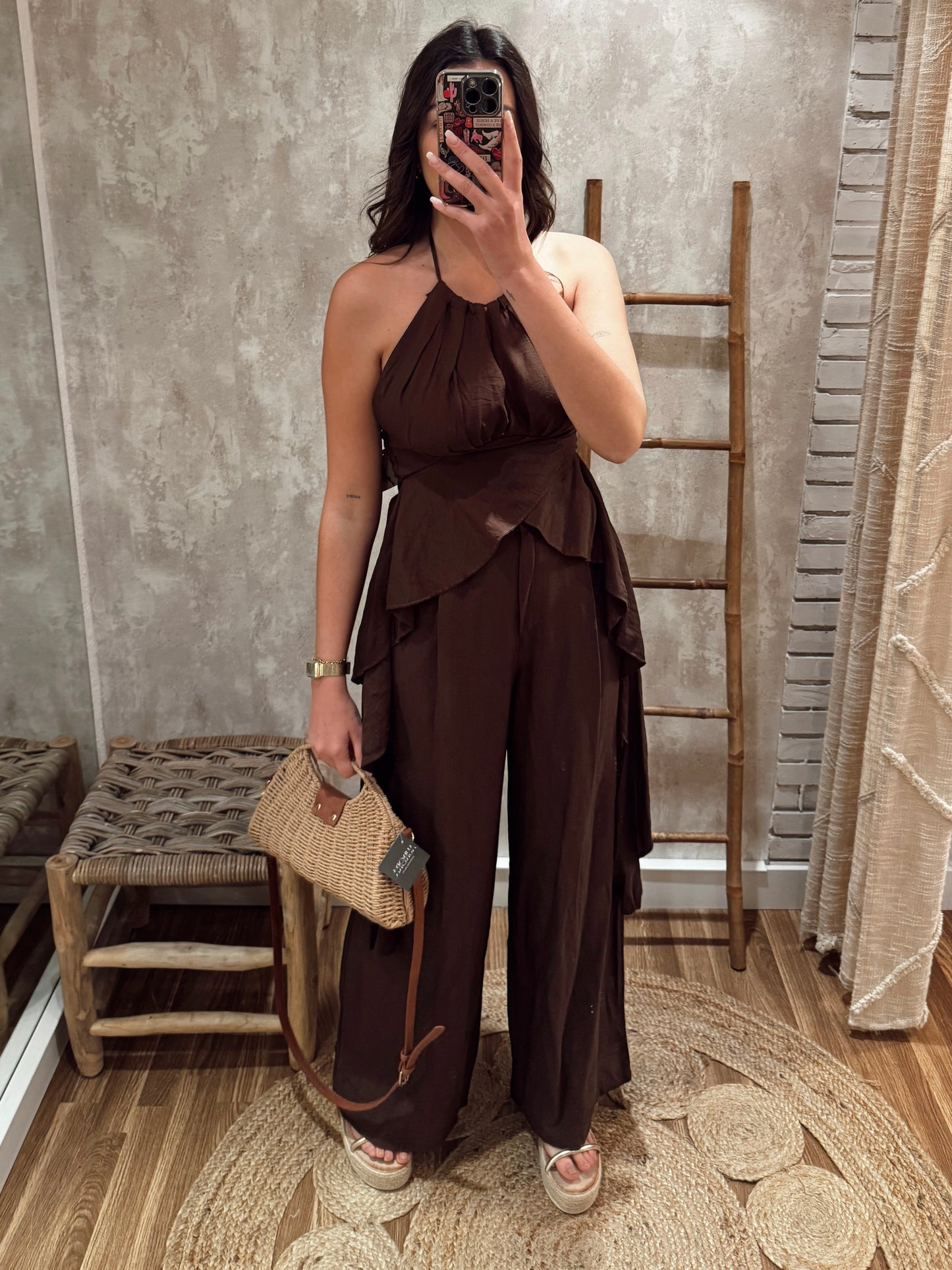 Conjunto compuesto por top estilo halter con volantes y pantalón.