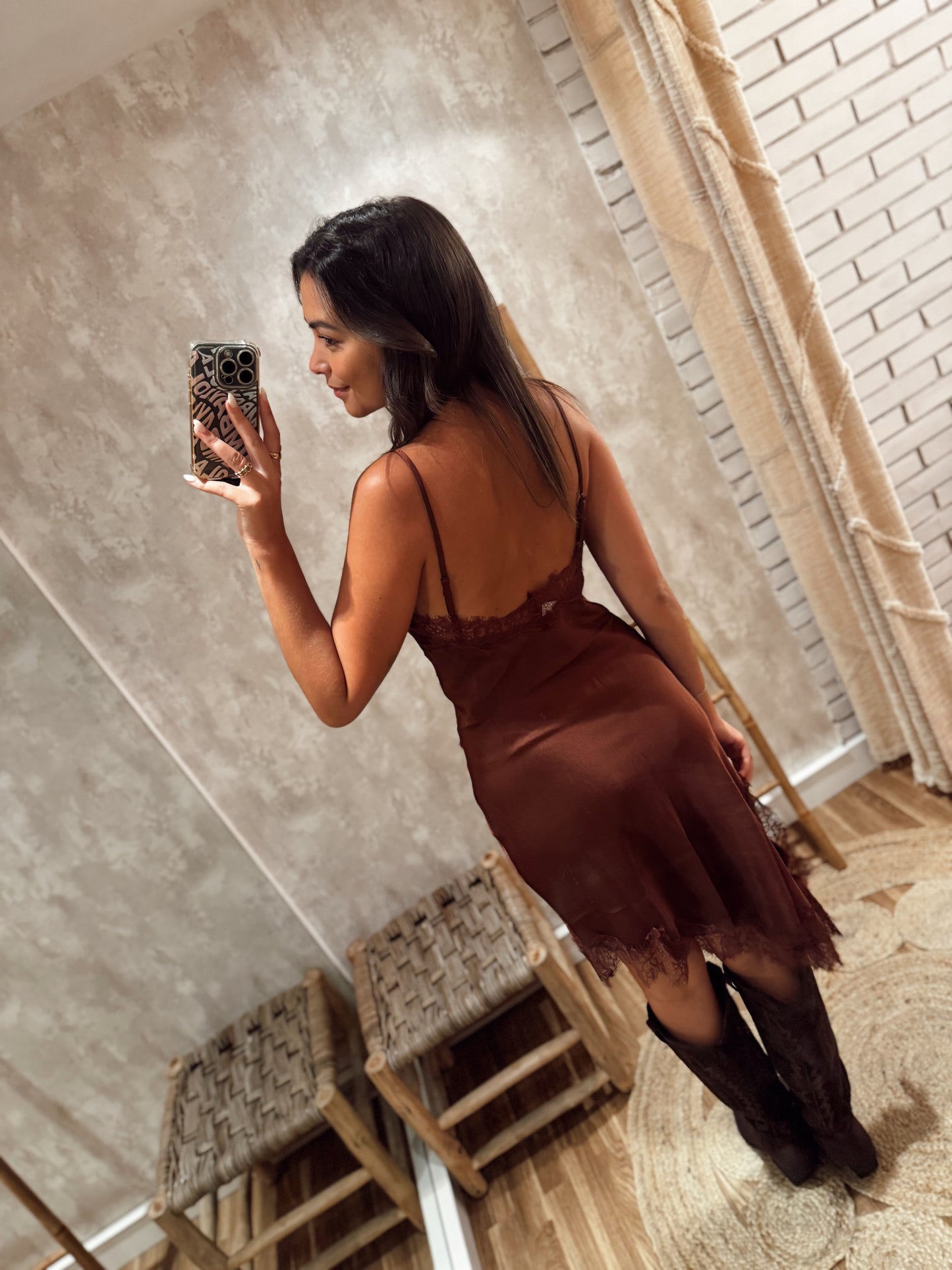 Vestido acetinado em tom castanha avelã