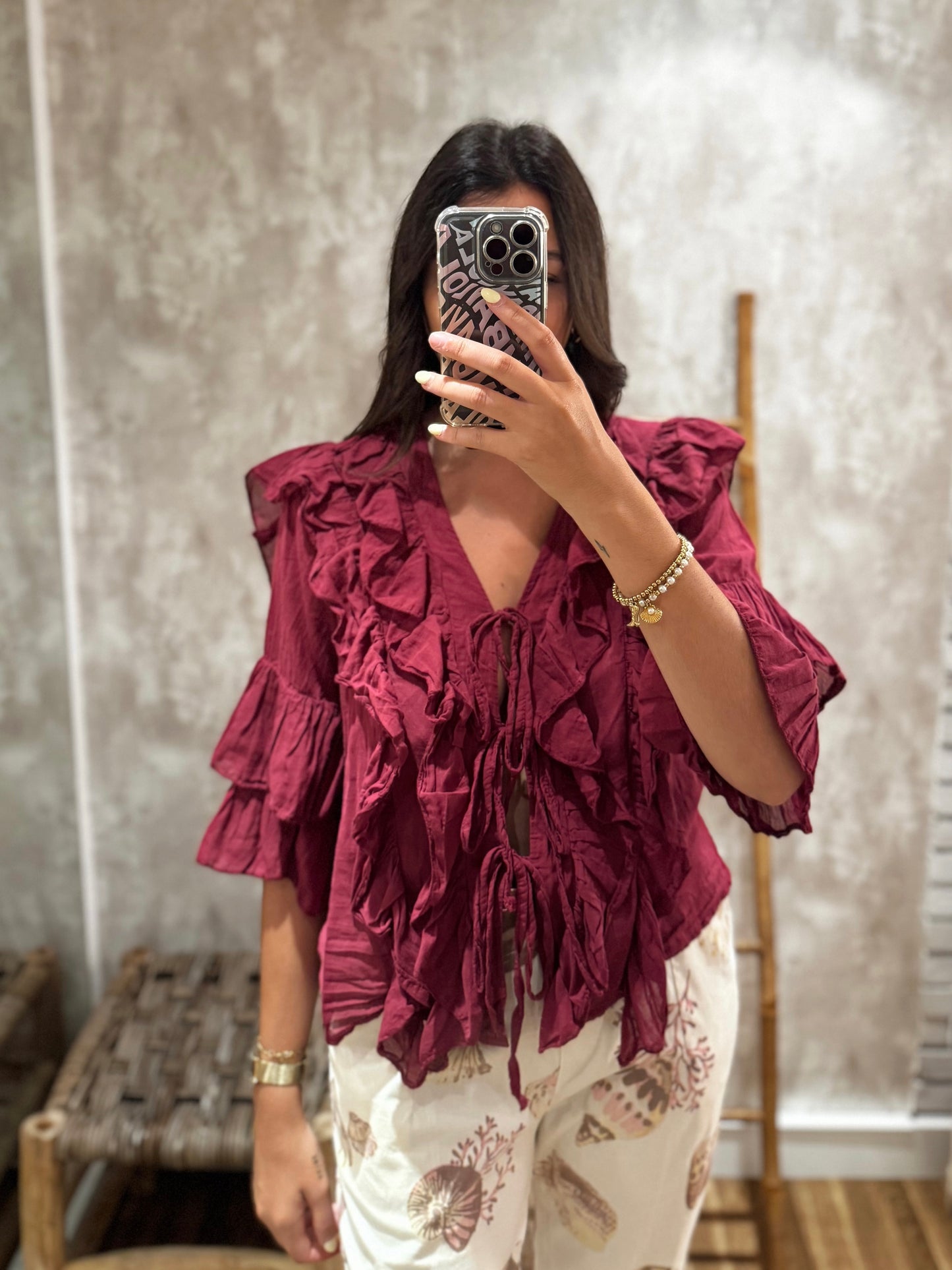 Blusa c/atilhos e folhos