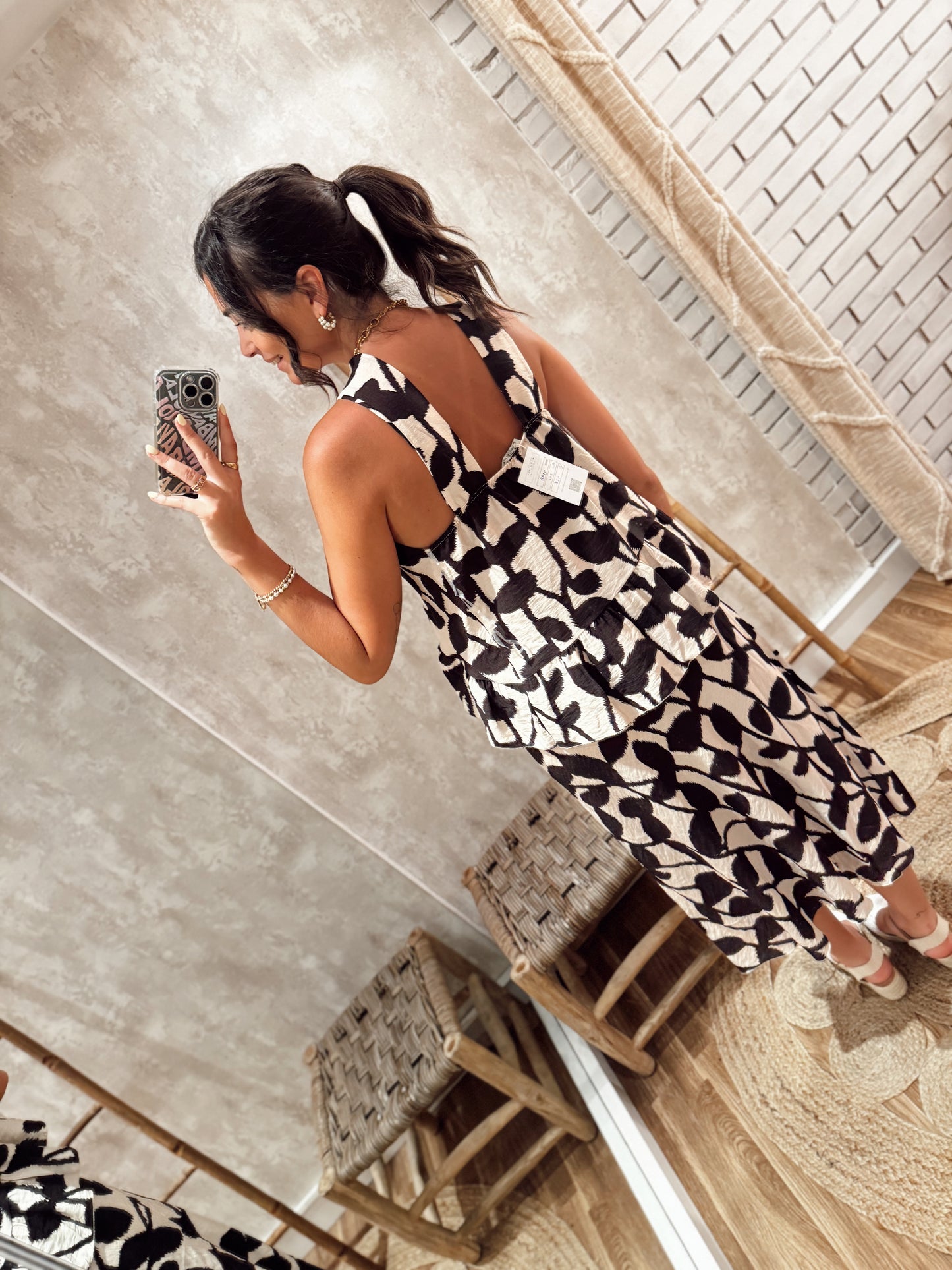 Conjunto elegante de duas peças com padrão floral em contraste
