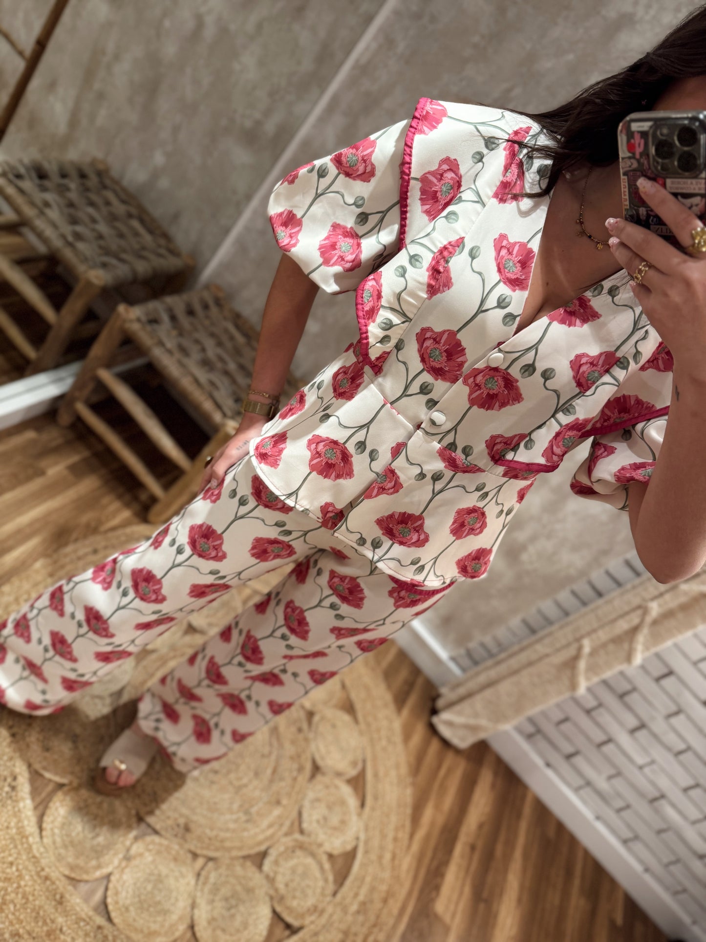 Conjunto floral compuesto por chaqueta corta tipo blazer y pantalón recto