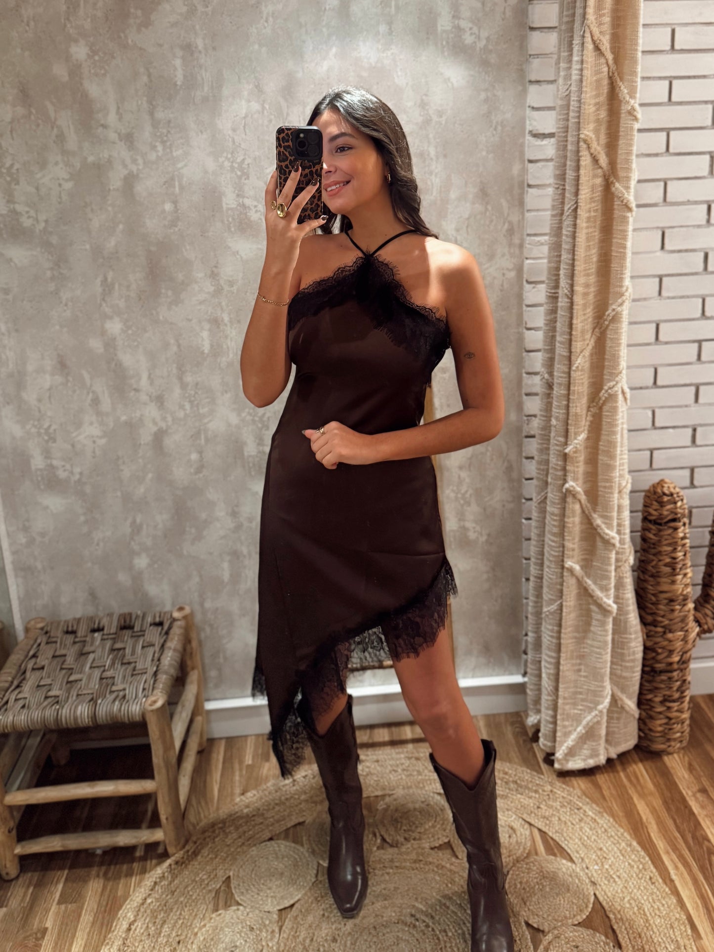 Vestido acetinado com detalhe em renda e corte assimétrico - Castanho