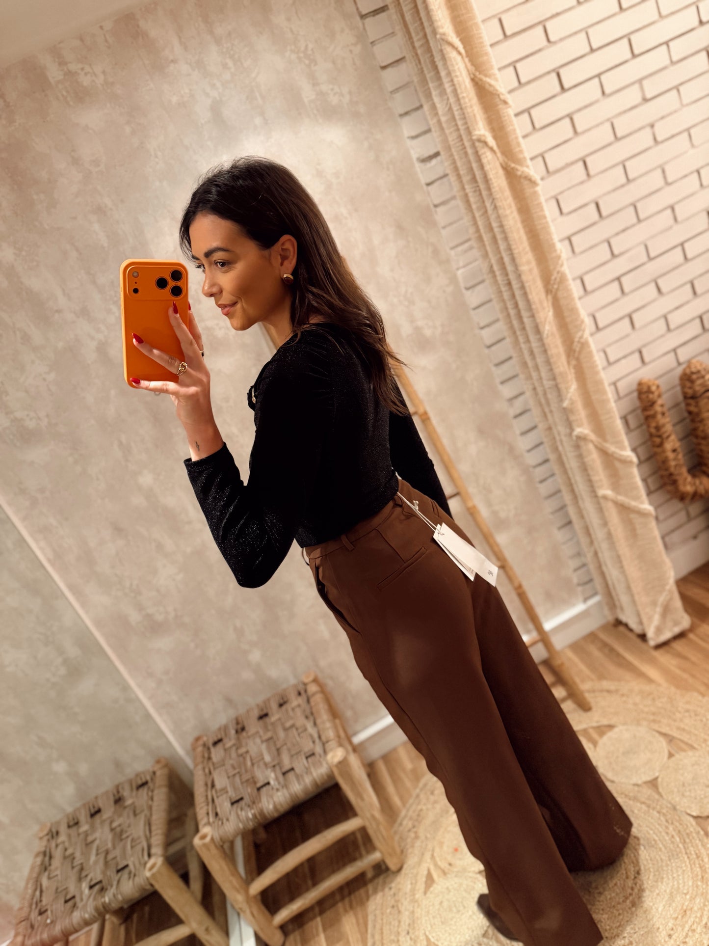 Blusa Preta com Brilho Discreto e Detalhe Metálico Dourado