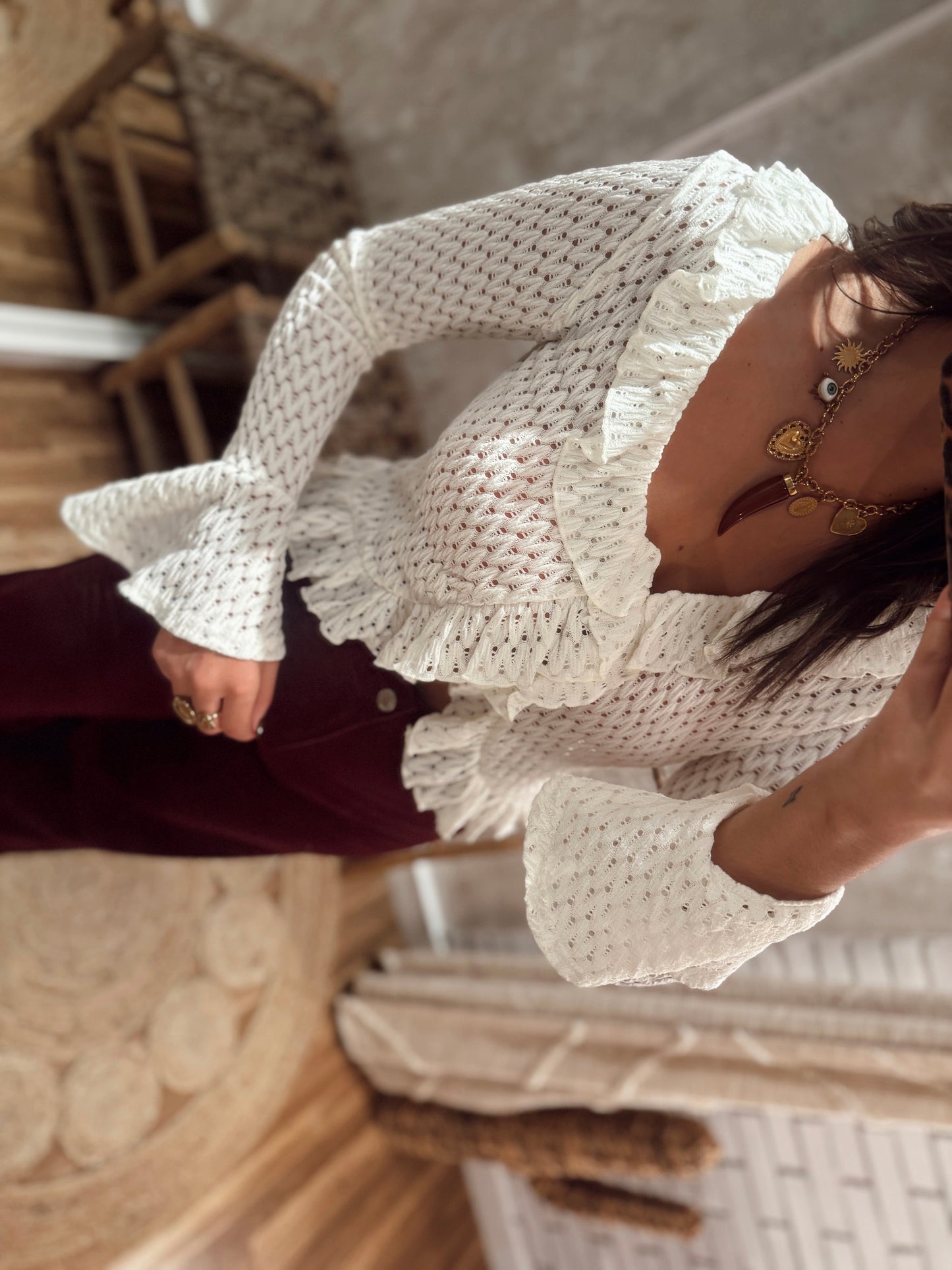 Blusa de malha rendada com folhos