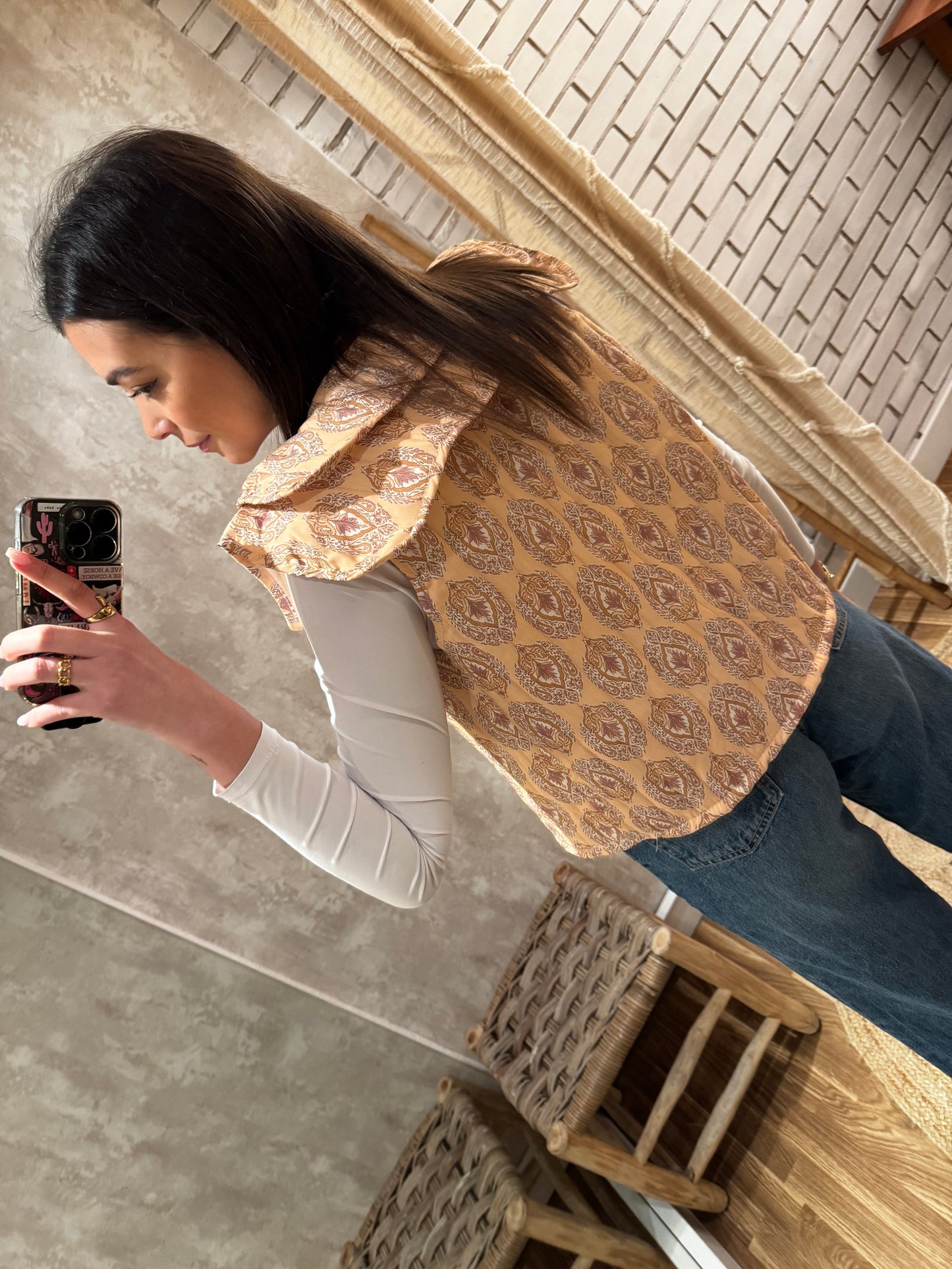 Chaleco acolchado con estampado boho y volantes