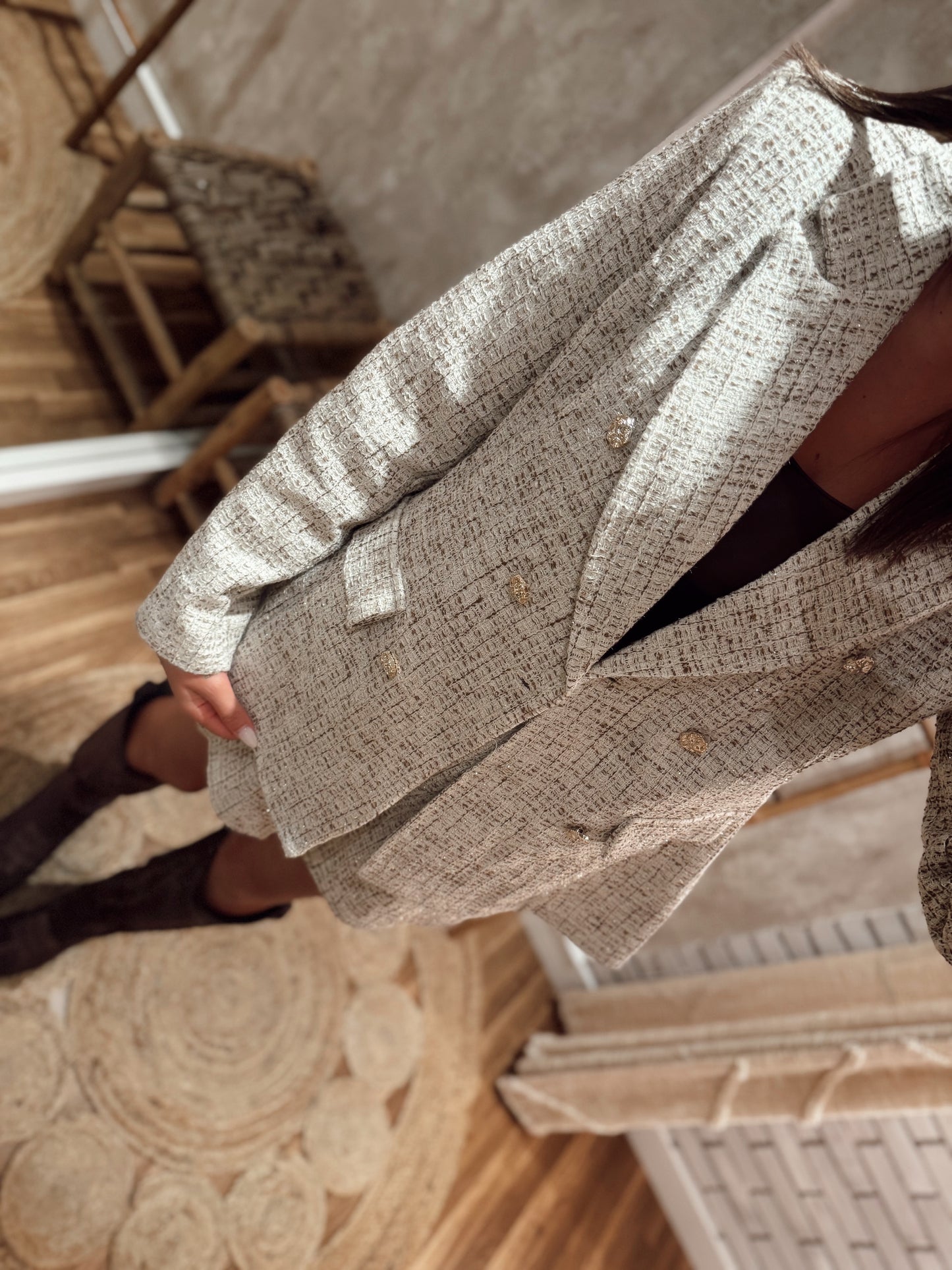 Conjunto estilo tweed composto por blazer e calção- Bege