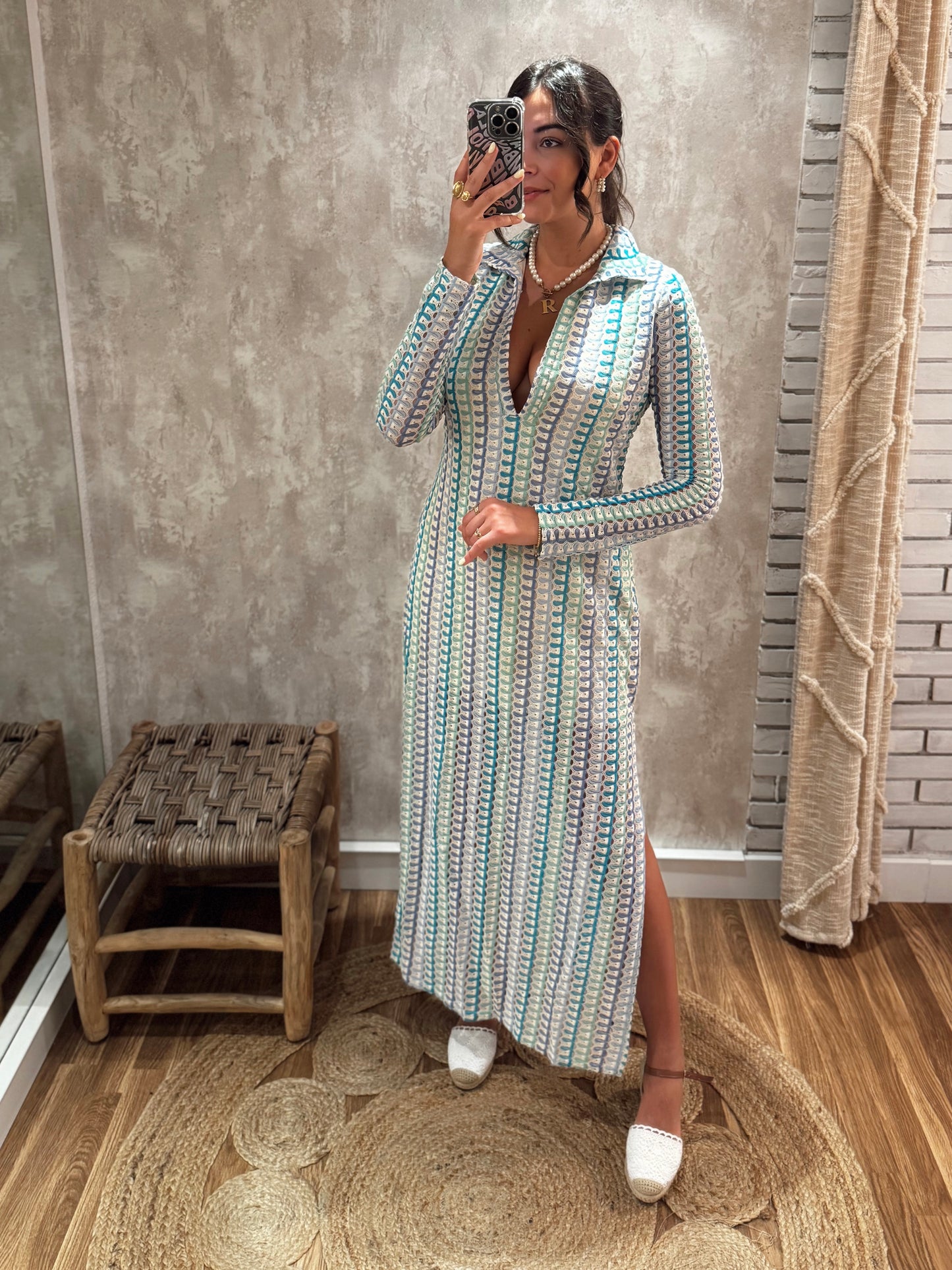 Vestido em croché com manga comprida e decote estilo polo