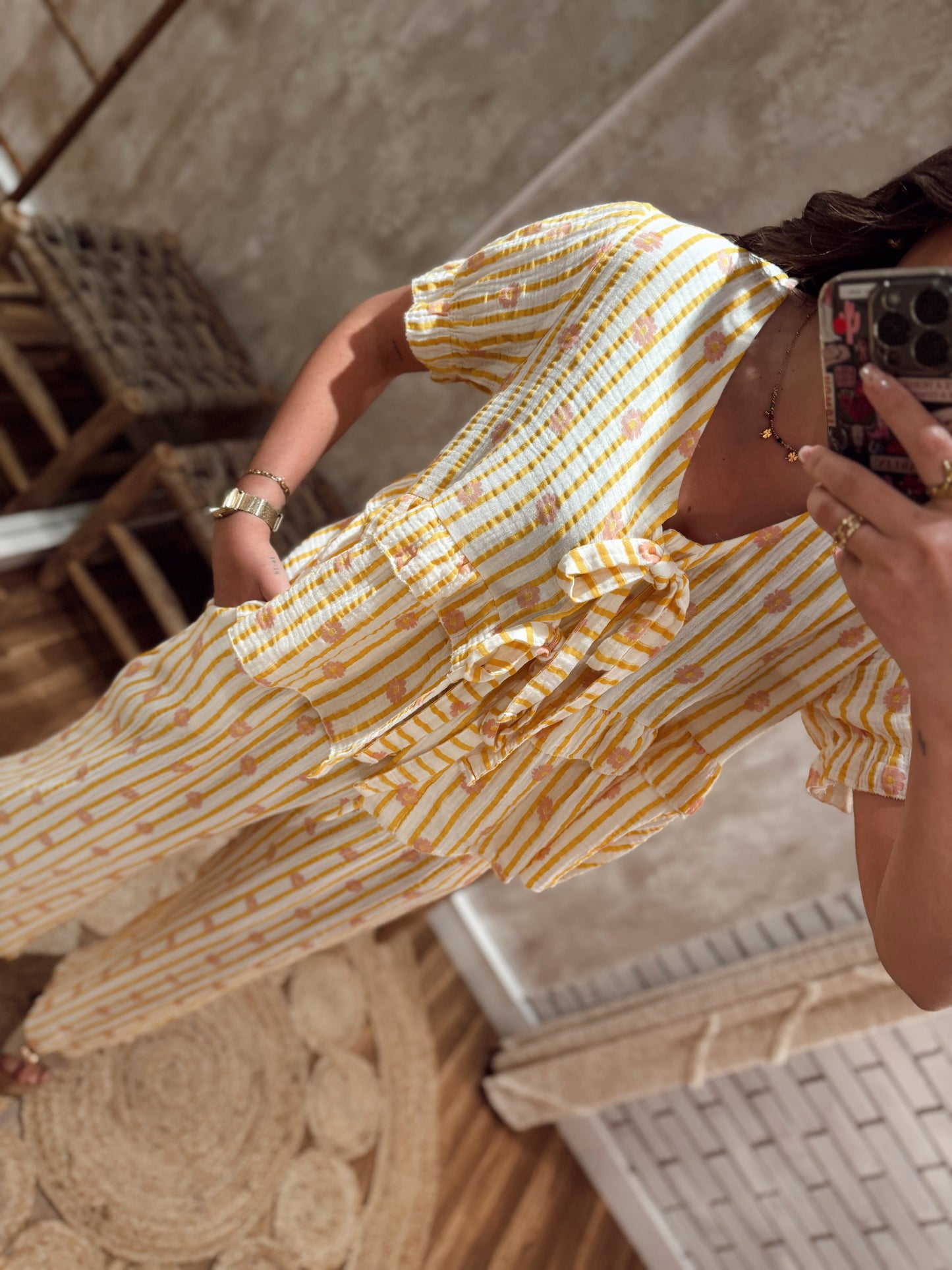 Blusa em tecido leve com padrão de riscas e flores