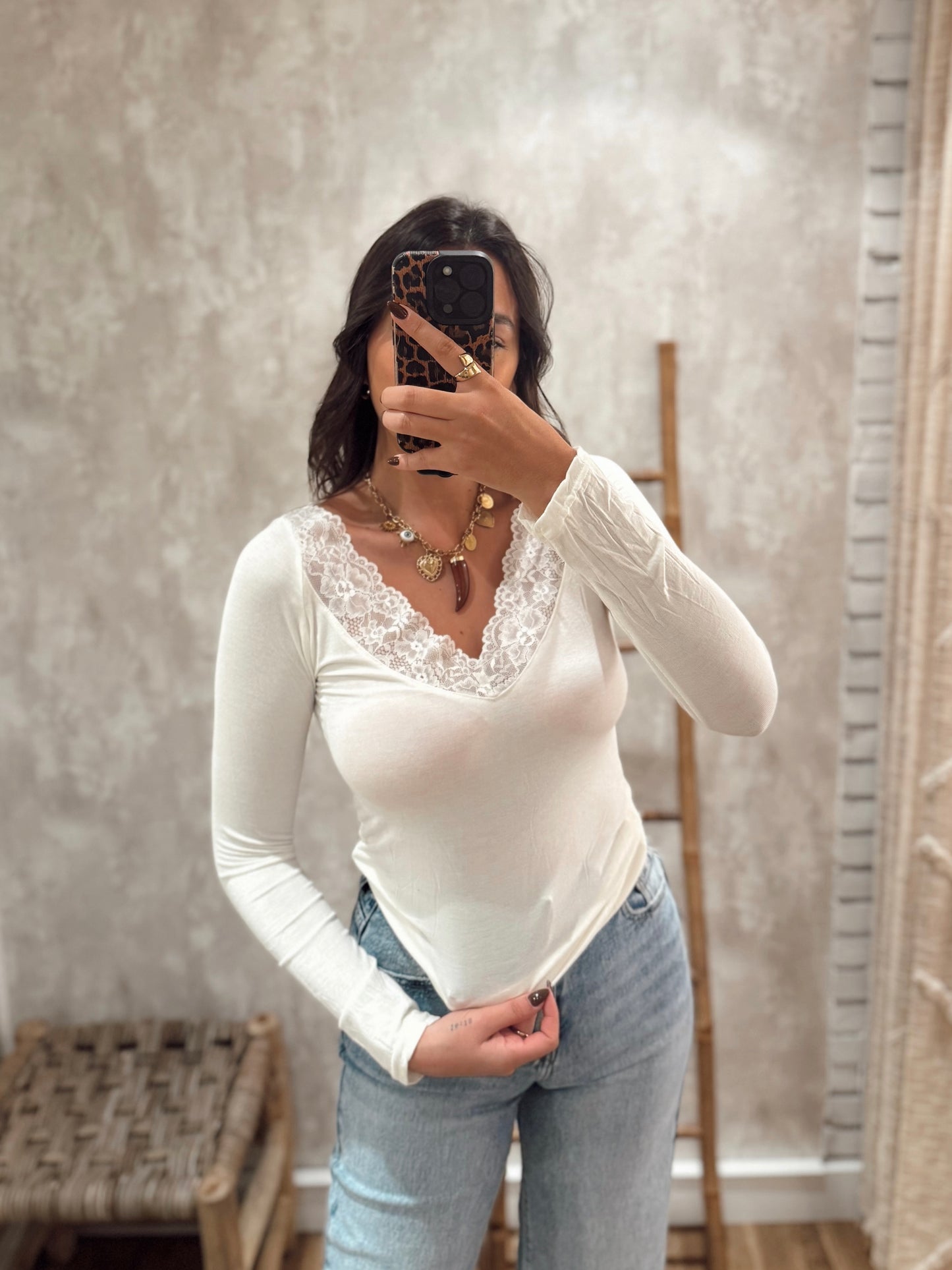 Blusa de manga comprida c/ detalhe de renda na gola