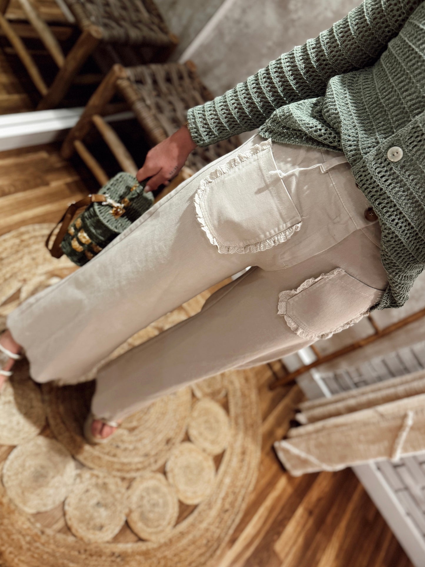 Pantalones con detalle bordado en los bolsillos.