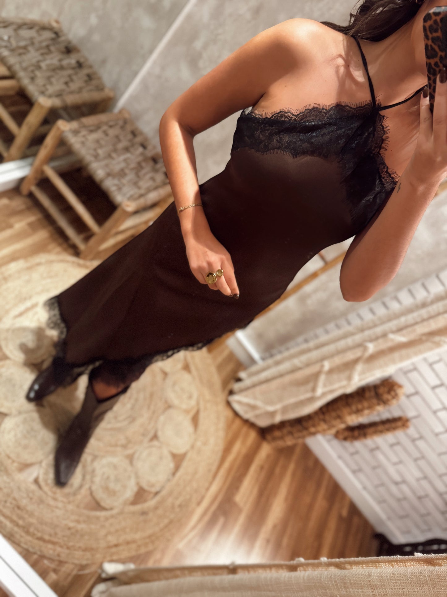Vestido acetinado com detalhe em renda e corte assimétrico - Castanho