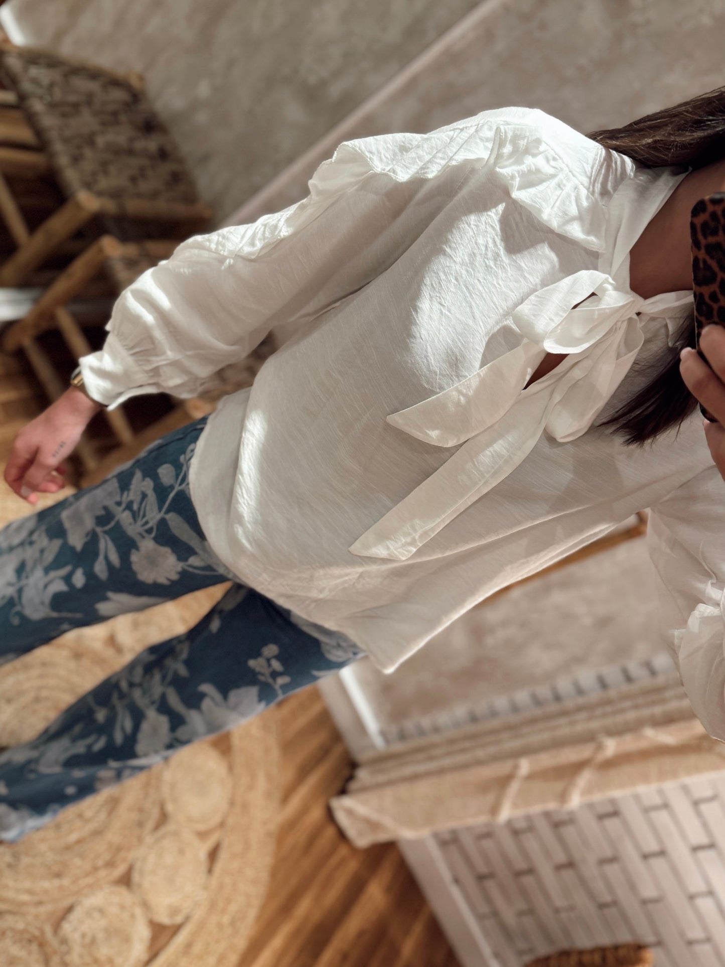 Blusa con volantes a lo largo de las mangas.