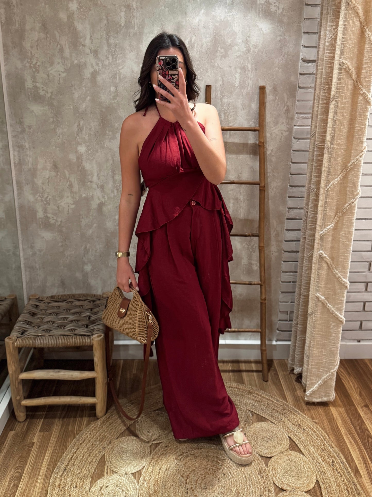 Conjunto compuesto por top estilo halter con volantes y pantalón.