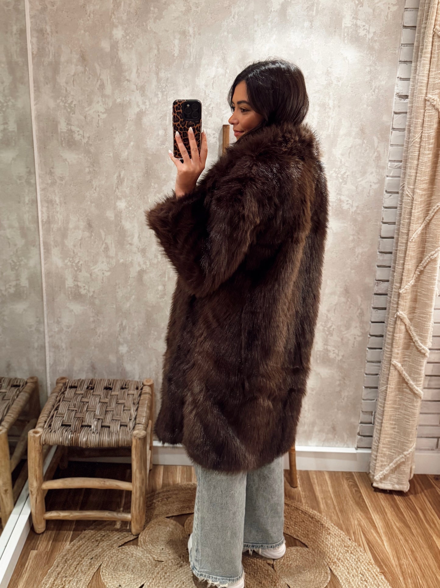 Casaco comprido em pelo sintético