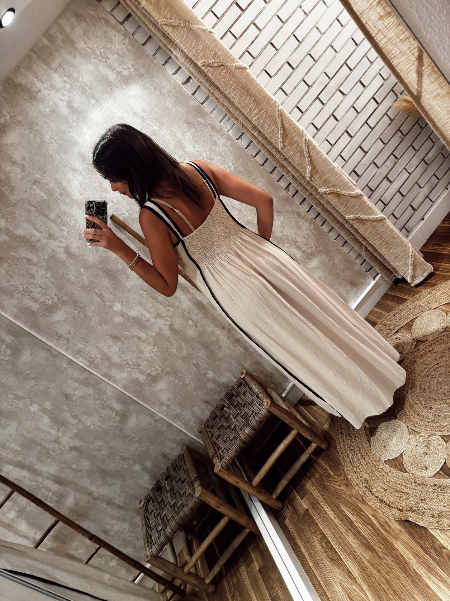 Vestido comprido de alças em tom cru com riscas verticais em contraste