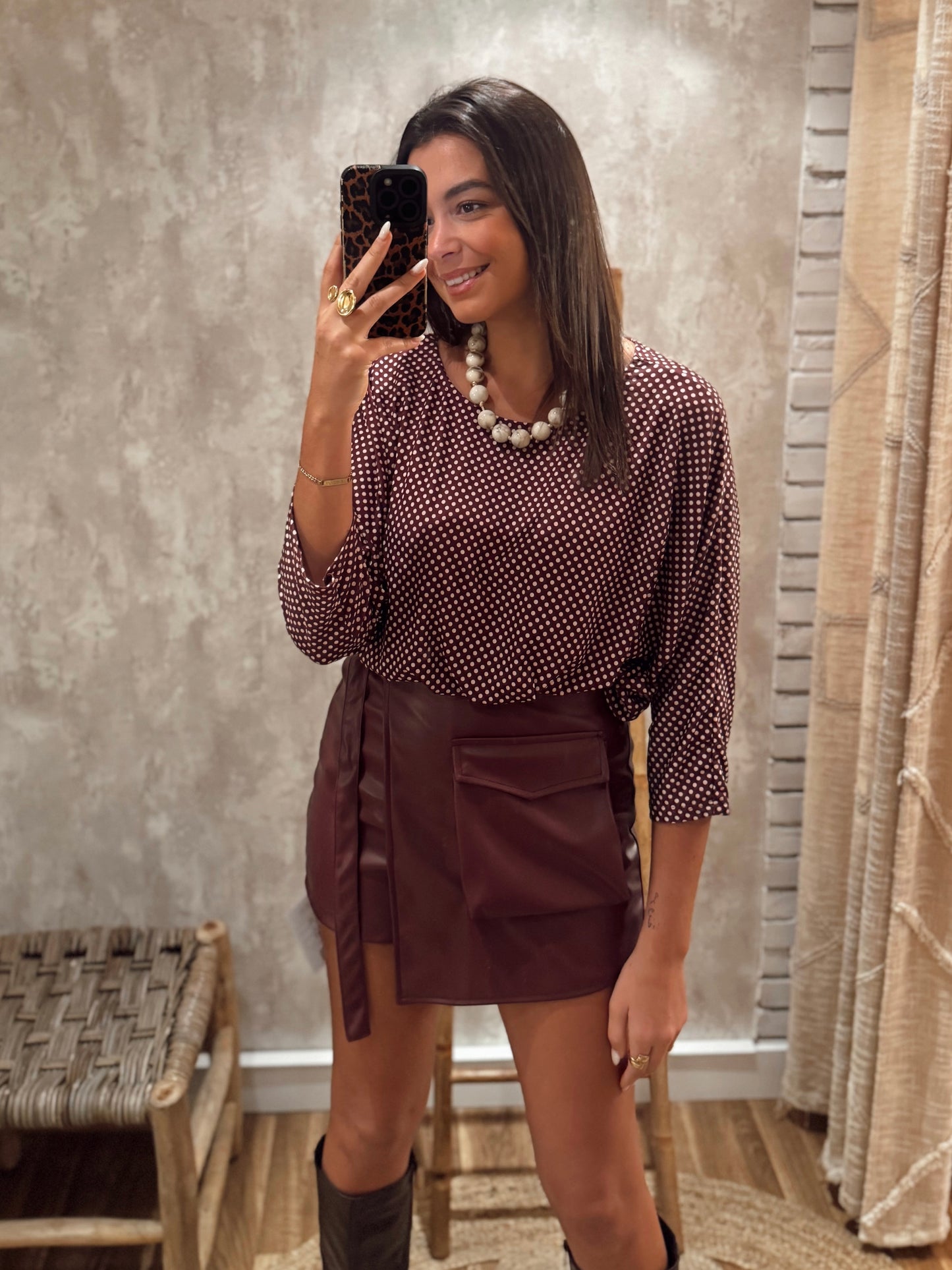 Blusa de corte largo com padrão de pequenas pintinhas