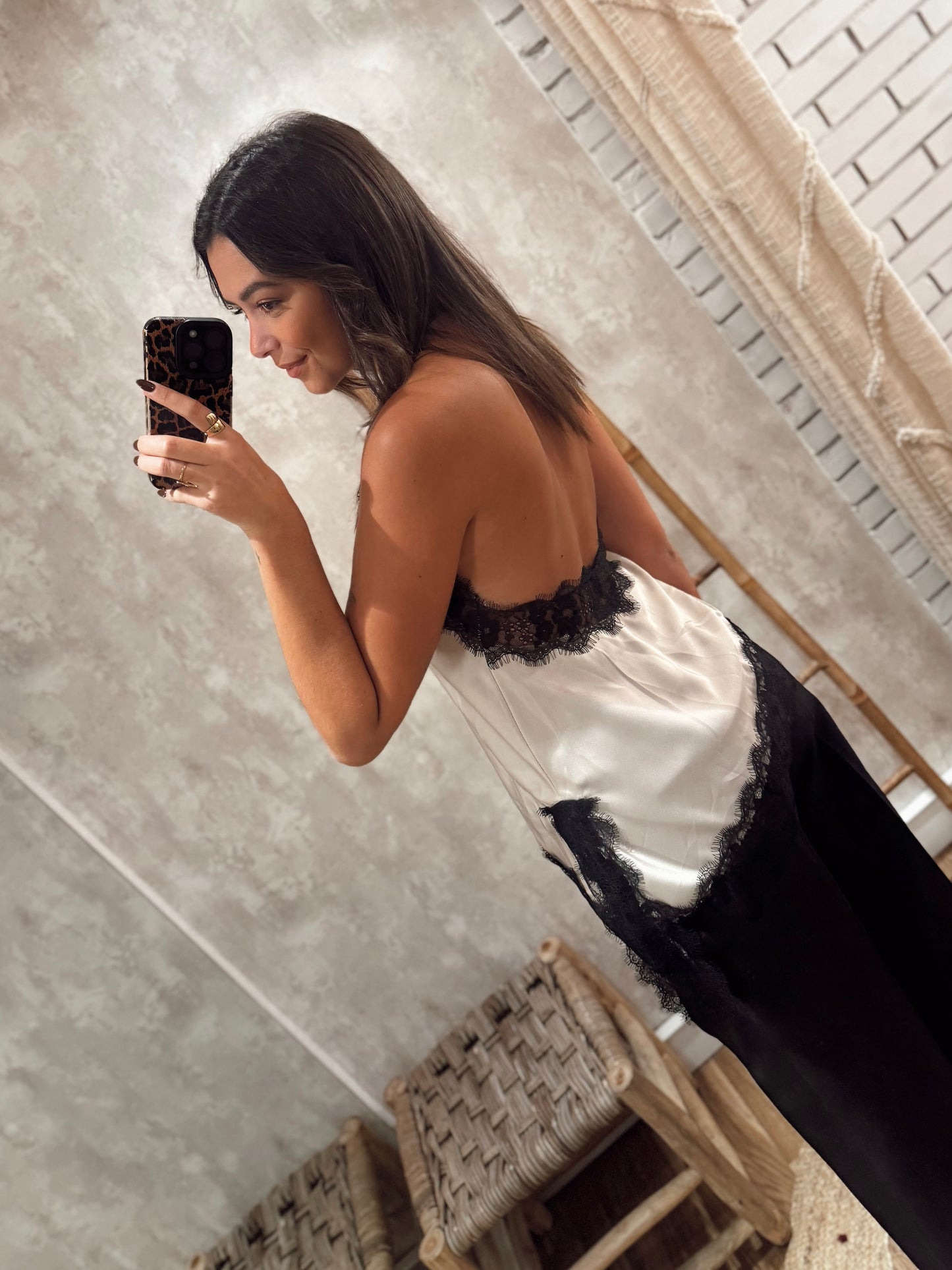 Top acetinado com detalhe assimétrico e aplicação de renda delicada