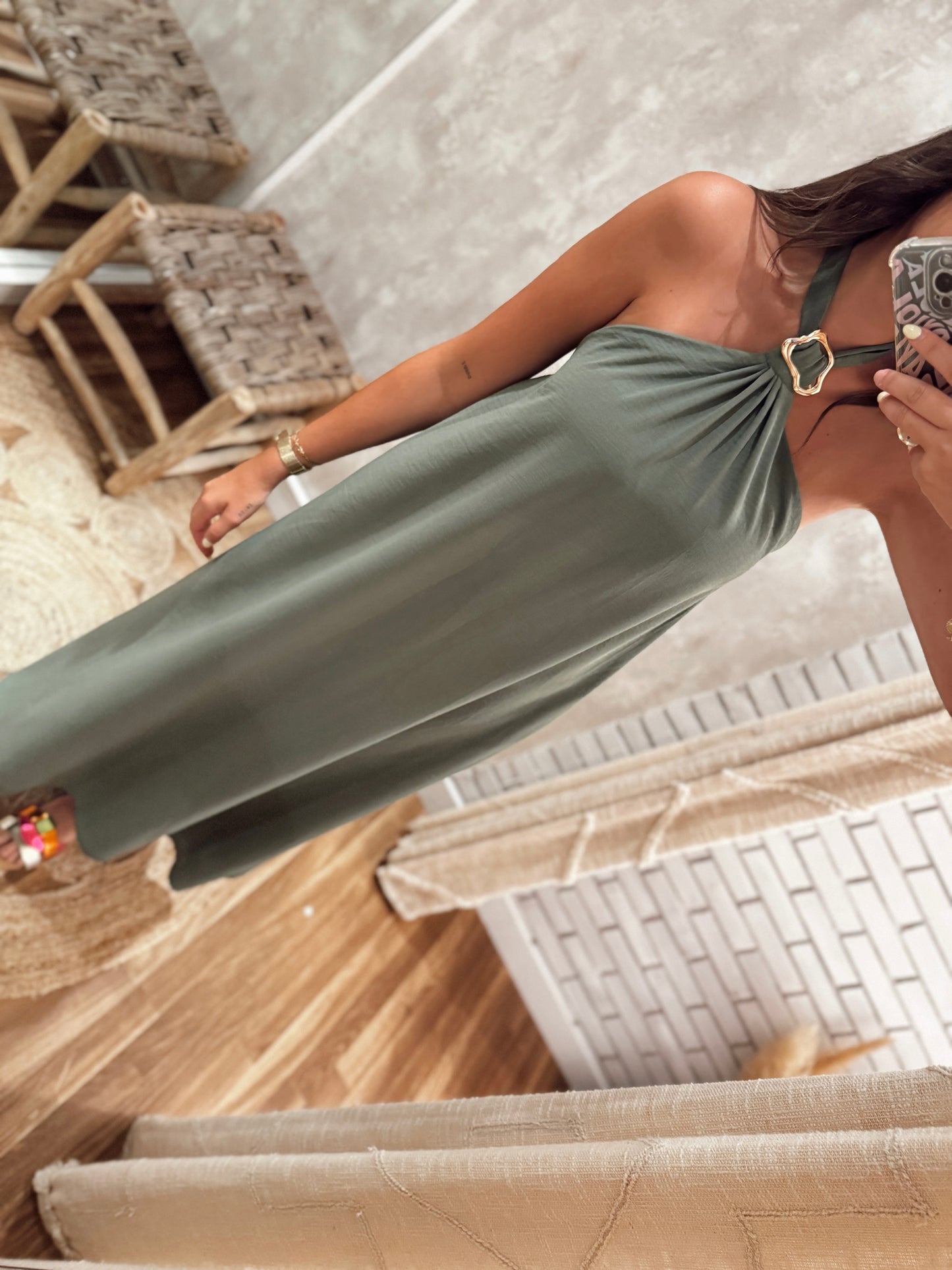 Vestido Fluido com Alças e Detalhe Metálico