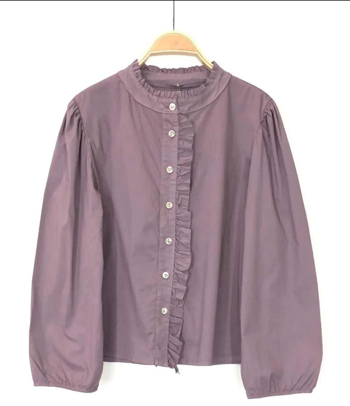 Camisa con mangas abullonadas y cuello sacerdote