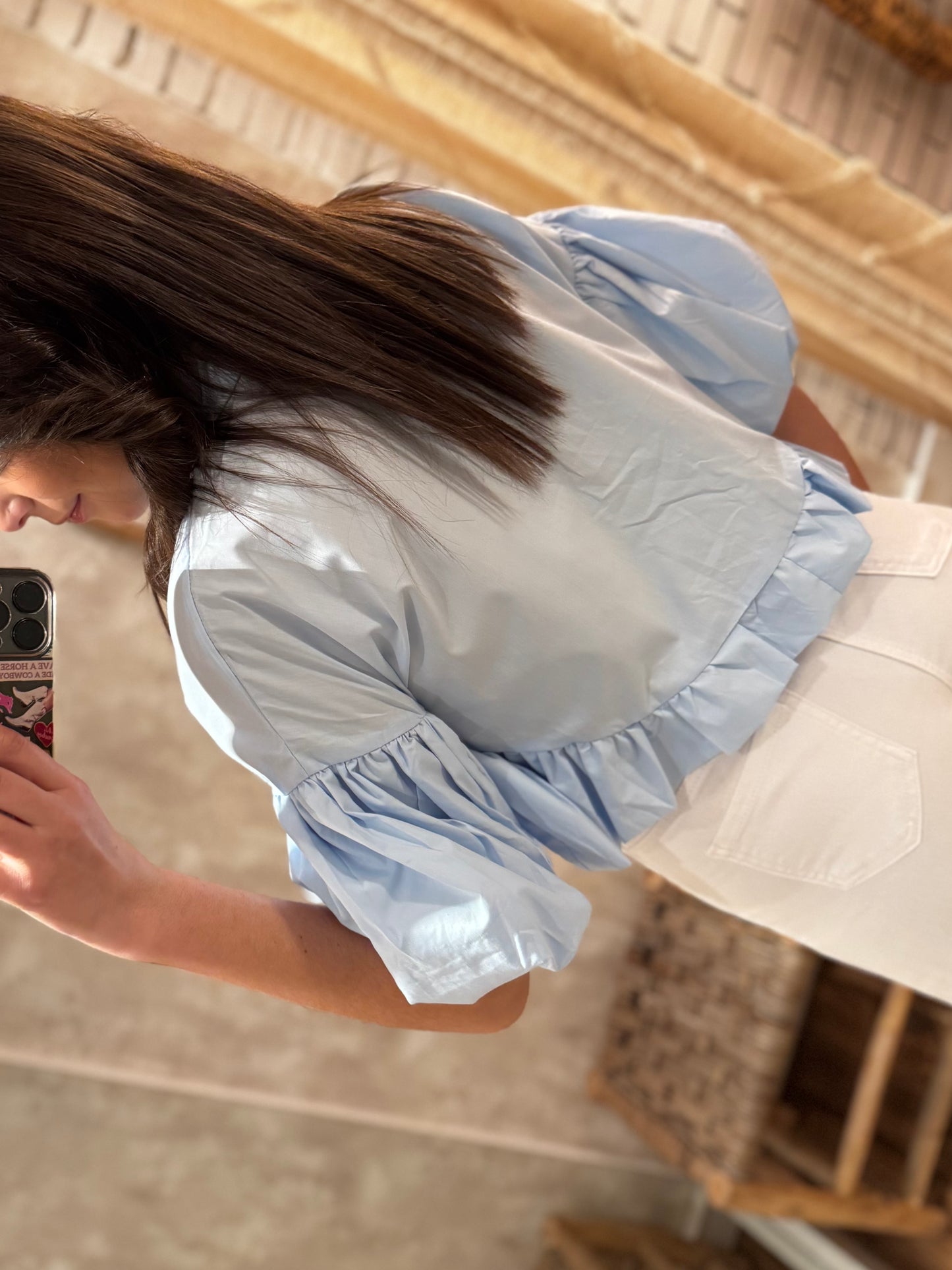 Camisa con volantes y botones dorados