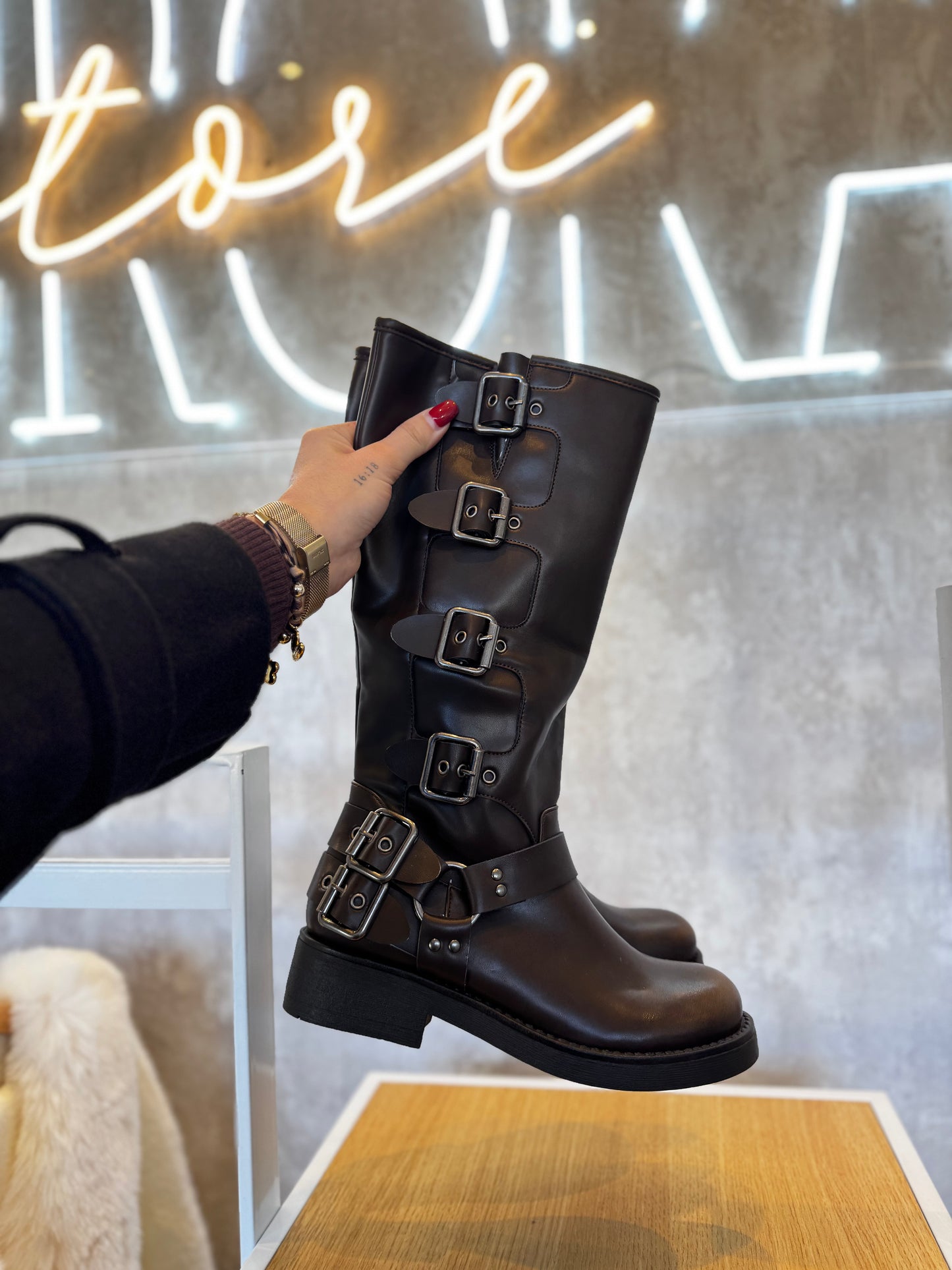 Botas altas de piel sintética con detalle de hebilla metálica