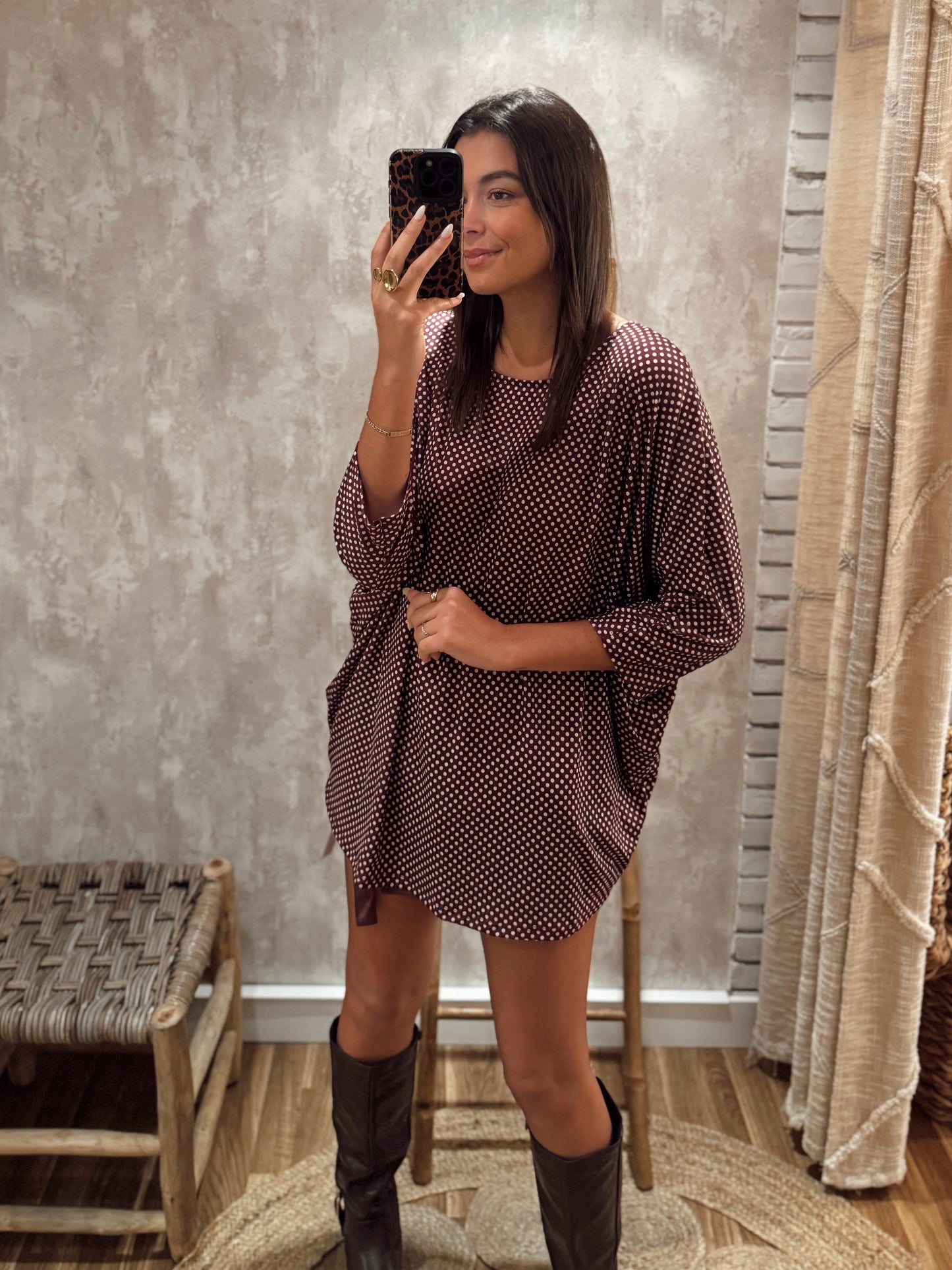 Blusa de corte largo com padrão de pequenas pintinhas