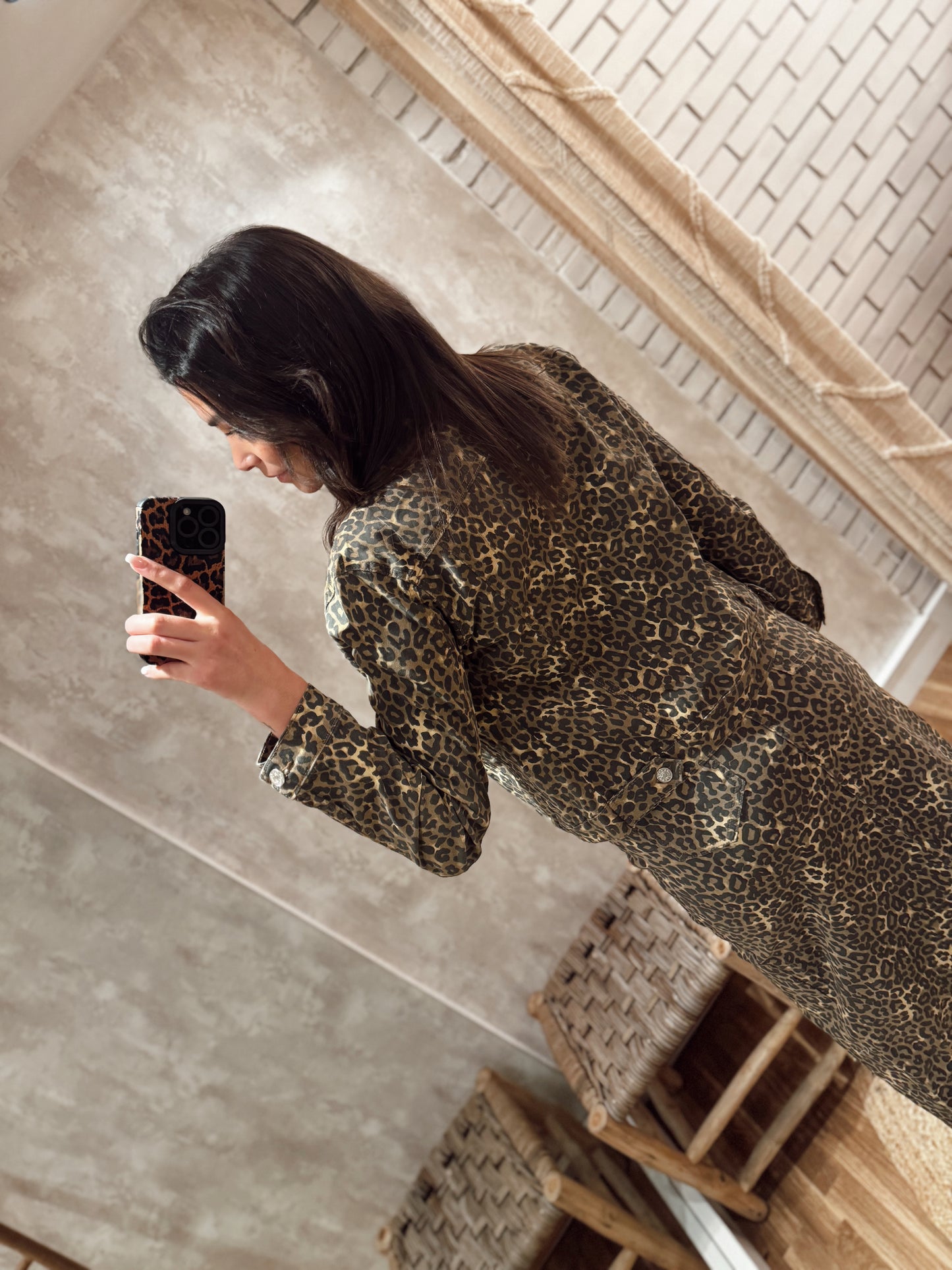 Chaqueta vaquera con estampado de leopardo