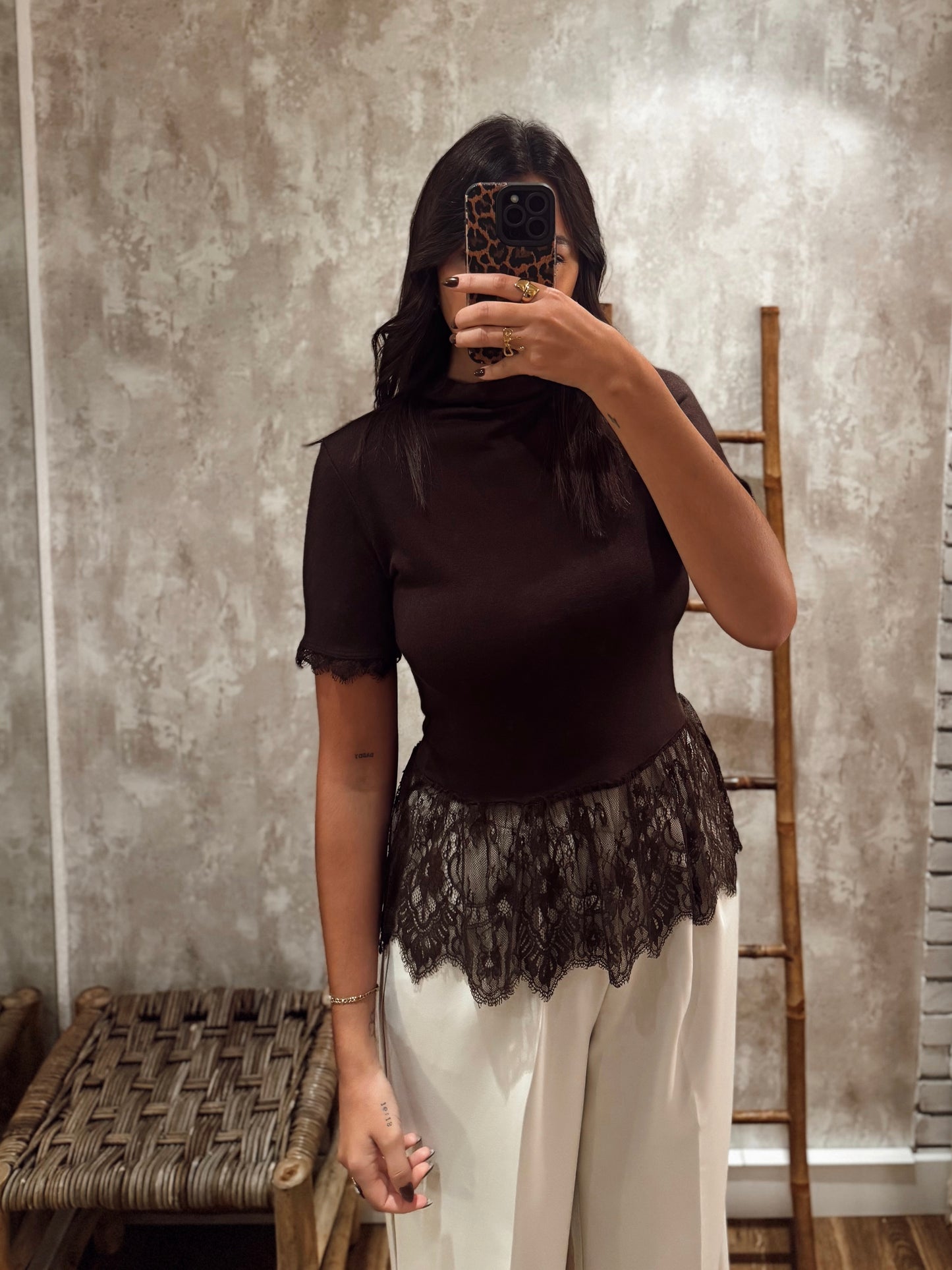 T-shirt em malha suave c/ detalhe de renda
